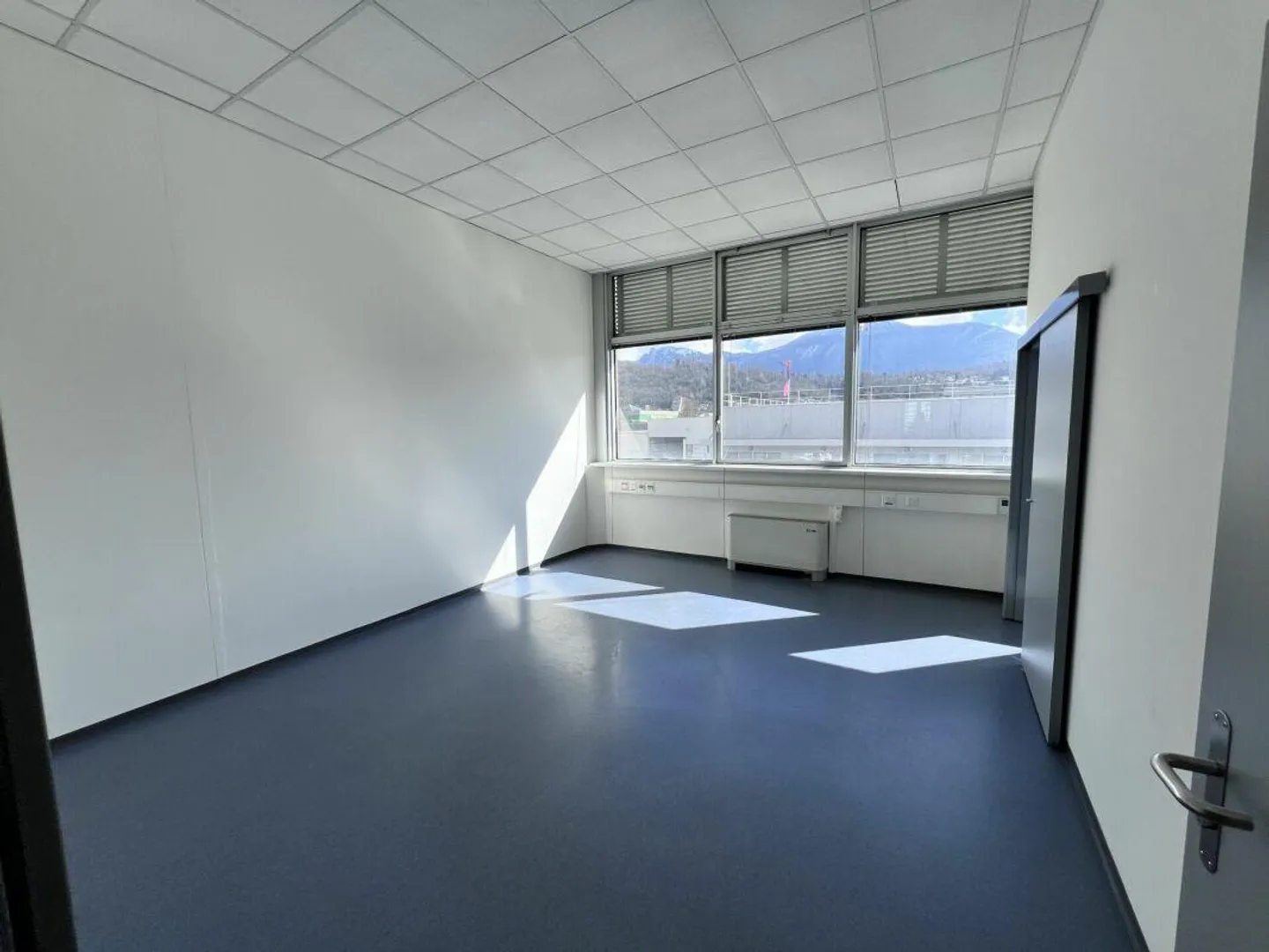 Bureau près de la sortie d'autoroute de Lugano Nord - Photo 4 sur 6