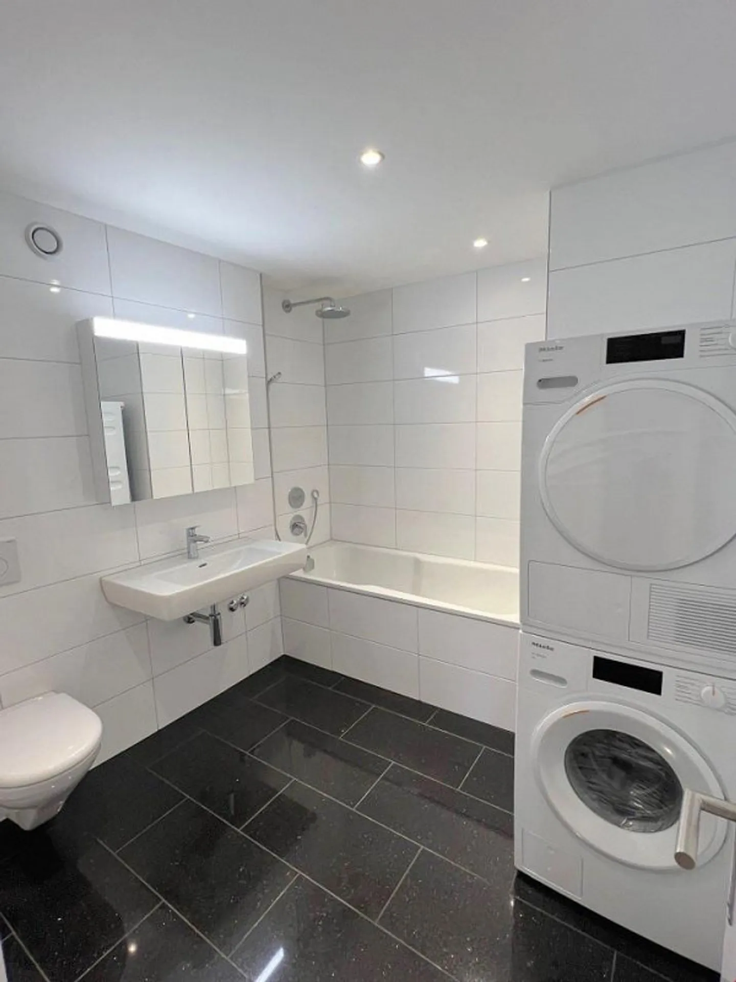 Ampio appartamento di 4,5 stanze al piano terra - Foto 3 di 8