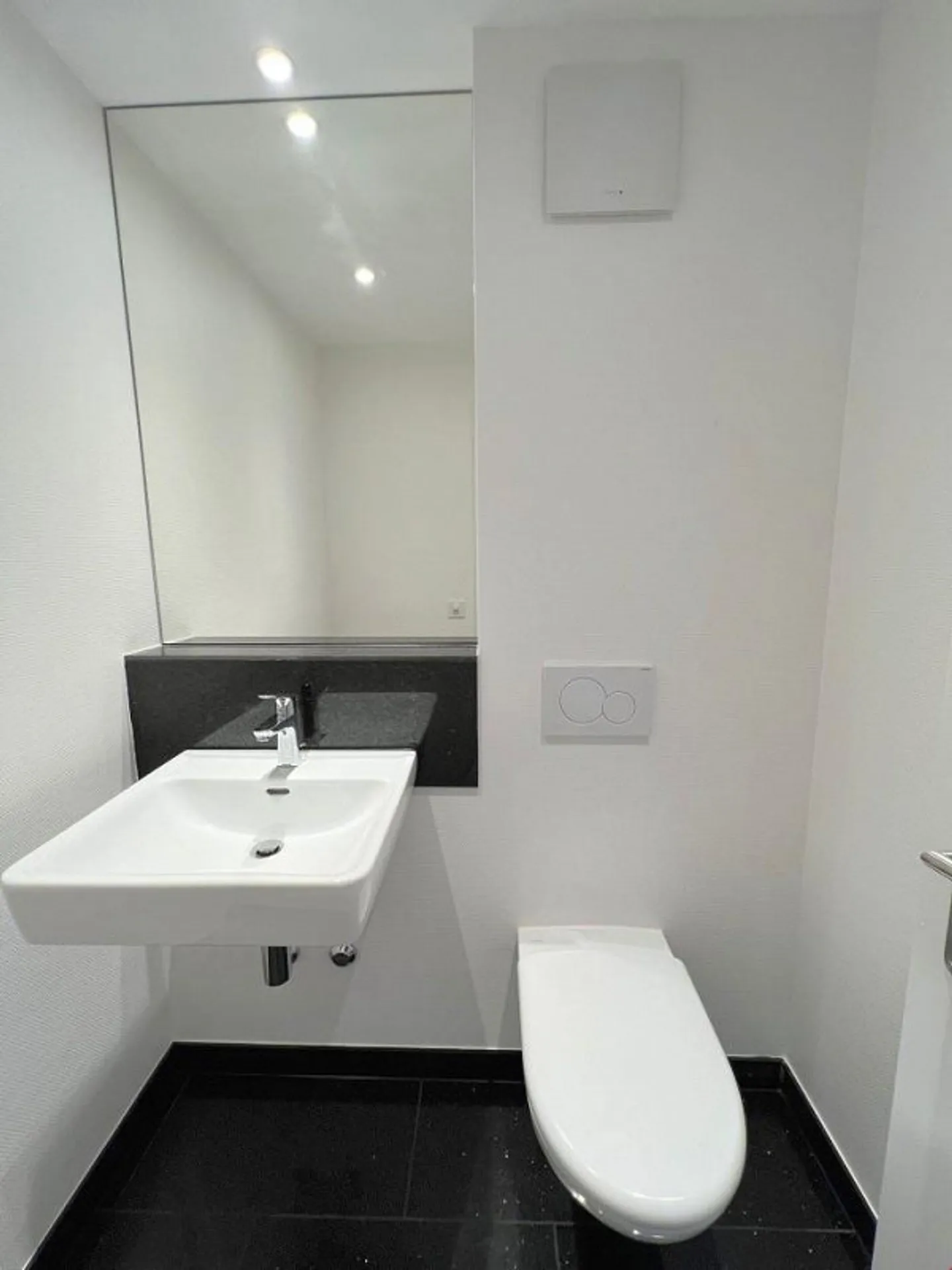 Ampio appartamento di 4,5 stanze al piano terra - Foto 4 di 8