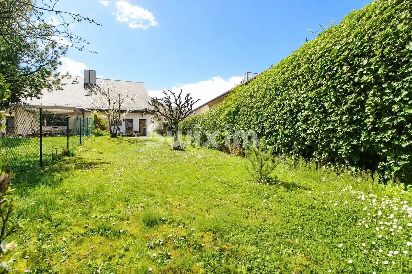 Spacious villa with garden - Photo 8 of 8
