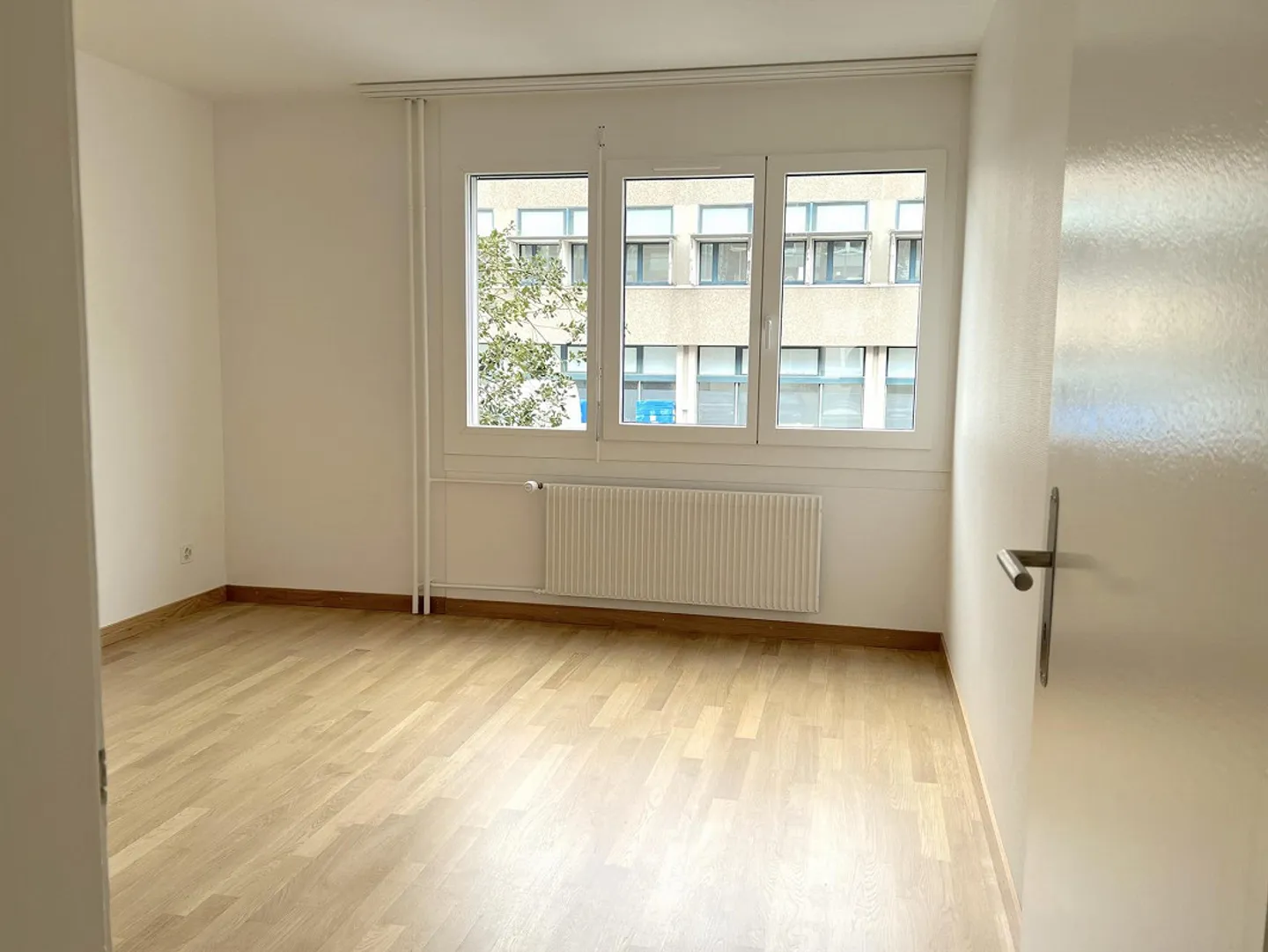 Ampio appartamento di 4,5 stanze al piano terra - Foto 6 di 8