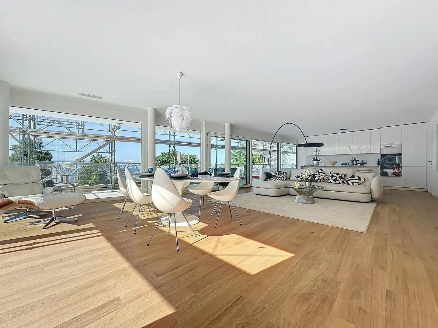 New 5.5-room apartment with covered balcony and rooftop terrace - Photo 2 of 13