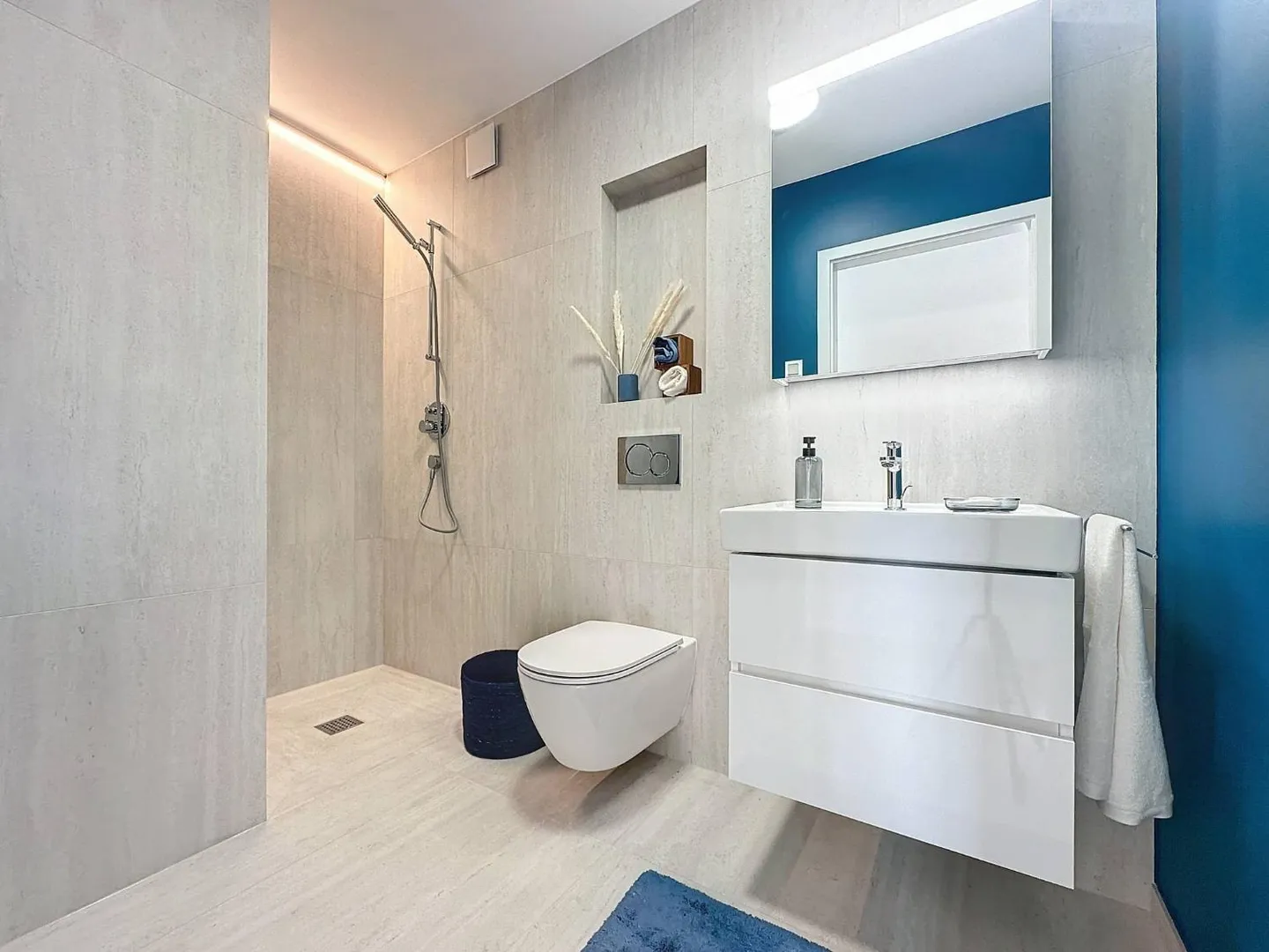 New 5.5-room apartment with covered balcony and rooftop terrace - Photo 8 of 13