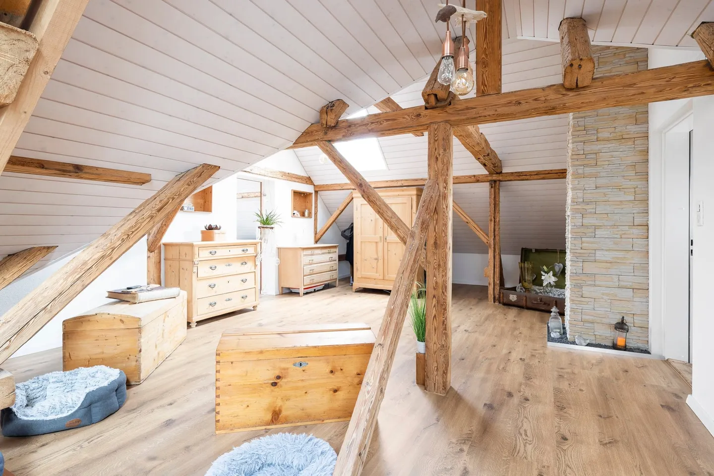 Charming Family Home with Garden - Photo 9 of 13