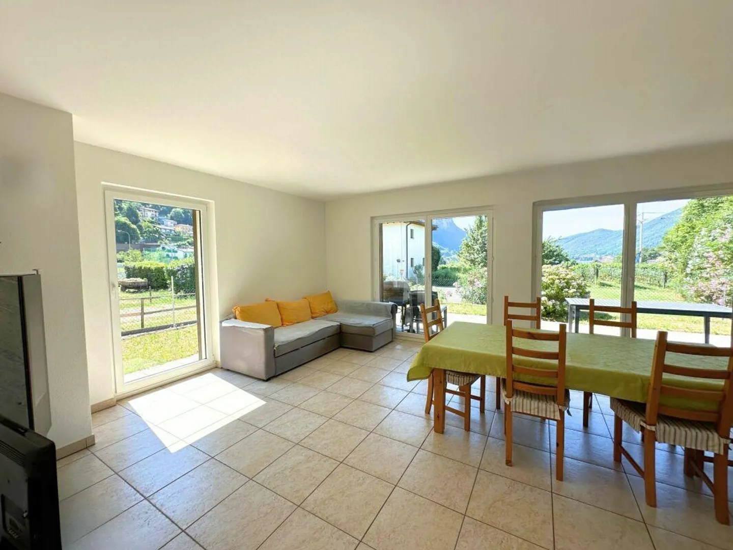 Interessante casa unifamiliare nel verde, con grande locale hobby/garage e parziale vista lago - Foto 5 di 15