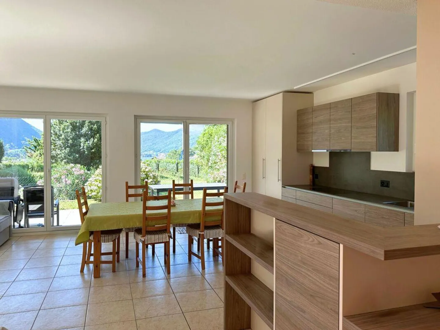 Interessante casa unifamiliare nel verde, con grande locale hobby/garage e parziale vista lago - Foto 6 di 15