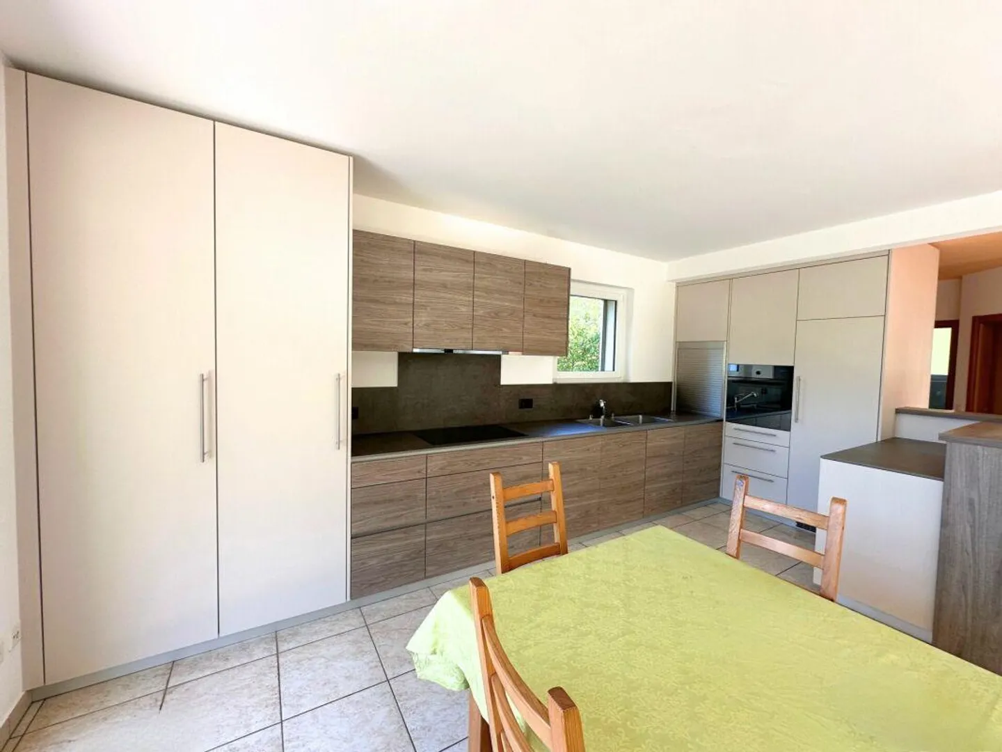Interessante casa unifamiliare nel verde, con grande locale hobby/garage e parziale vista lago - Foto 8 di 15