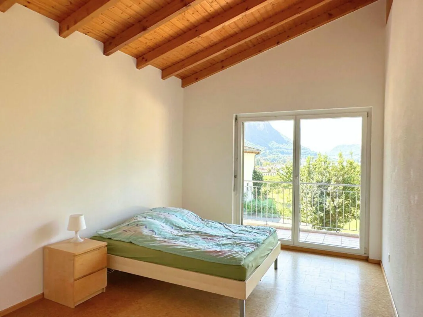 Interessante casa unifamiliare nel verde, con grande locale hobby/garage e parziale vista lago - Foto 9 di 15