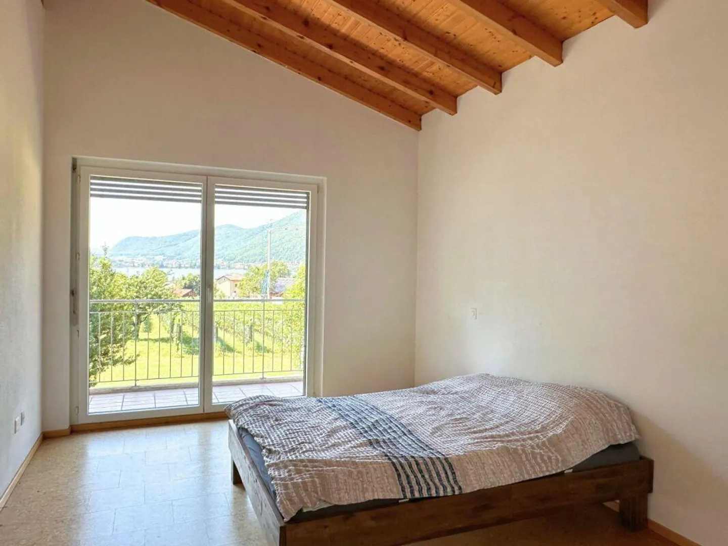 Interessante casa unifamiliare nel verde, con grande locale hobby/garage e parziale vista lago - Foto 10 di 15