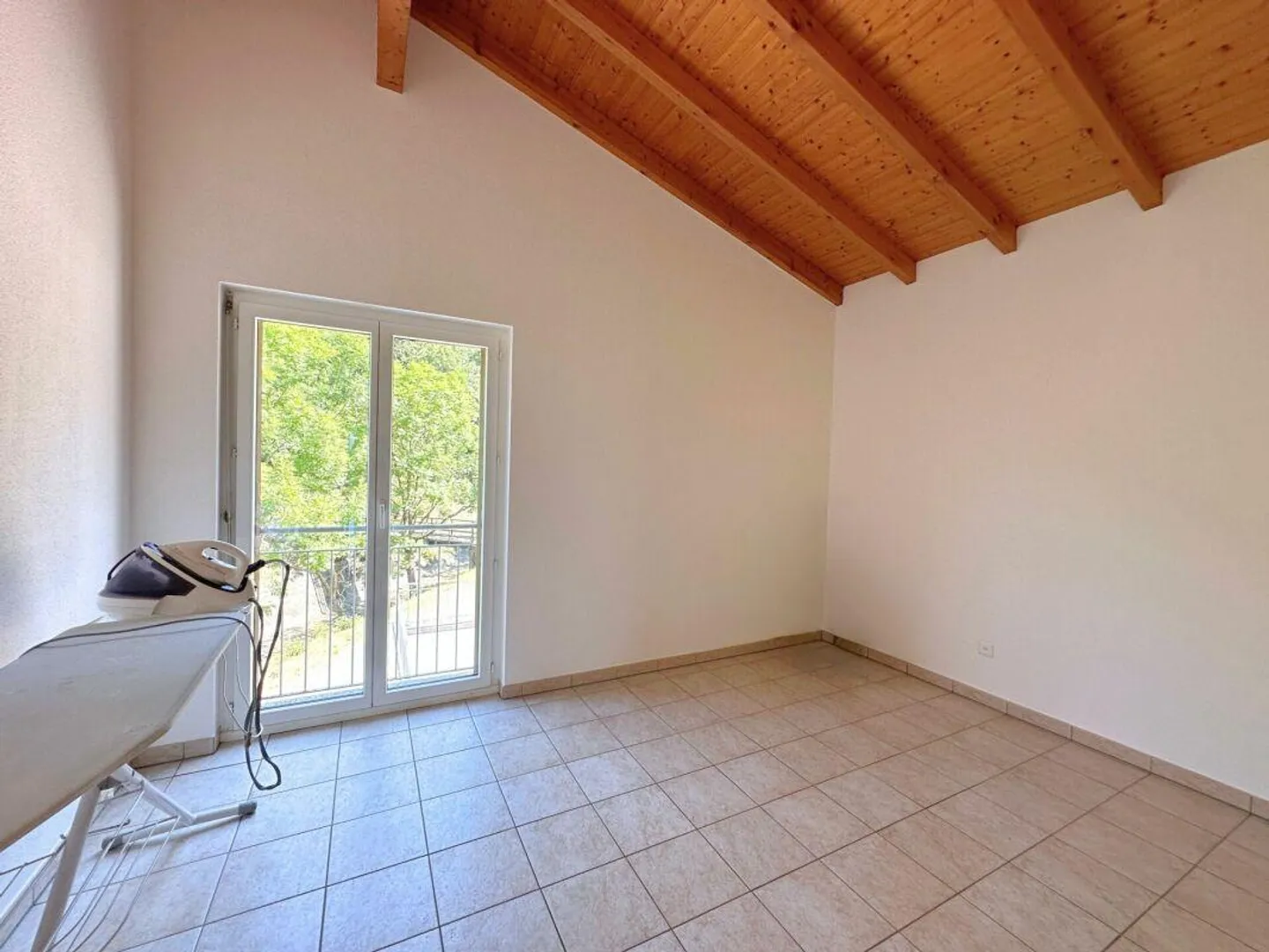 Interessante casa unifamiliare nel verde, con grande locale hobby/garage e parziale vista lago - Foto 11 di 15