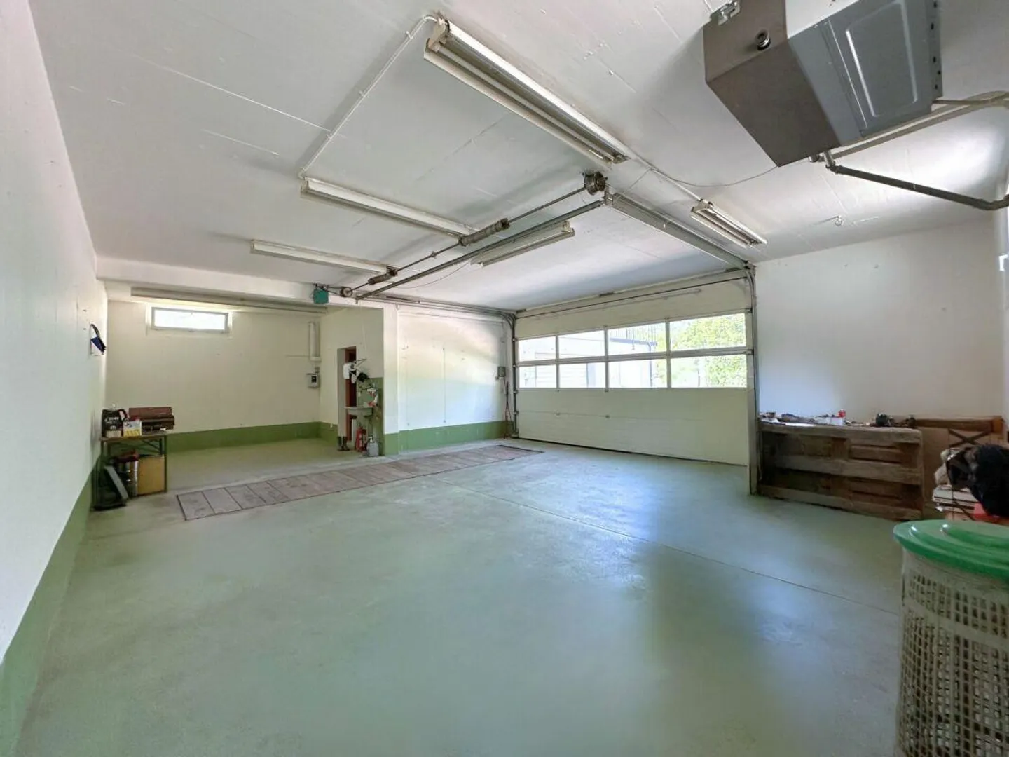 Interessante casa unifamiliare nel verde, con grande locale hobby/garage e parziale vista lago - Foto 12 di 15