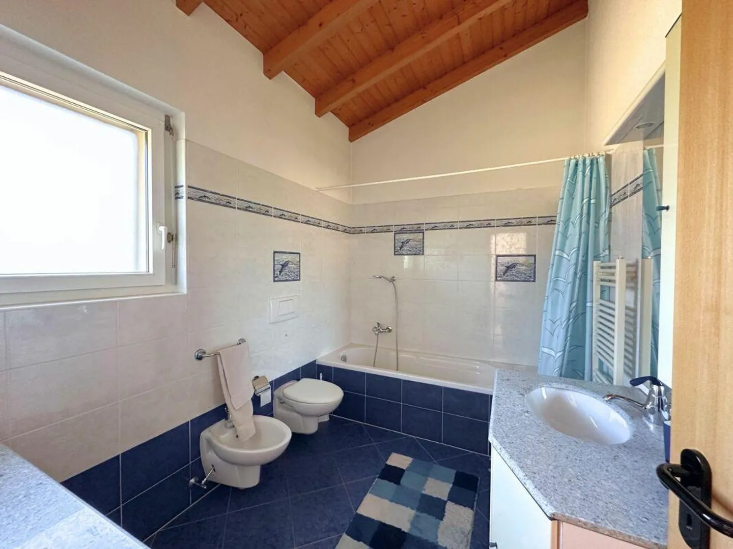 Interessante casa unifamiliare nel verde, con grande locale hobby/garage e parziale vista lago - Foto 13 di 15
