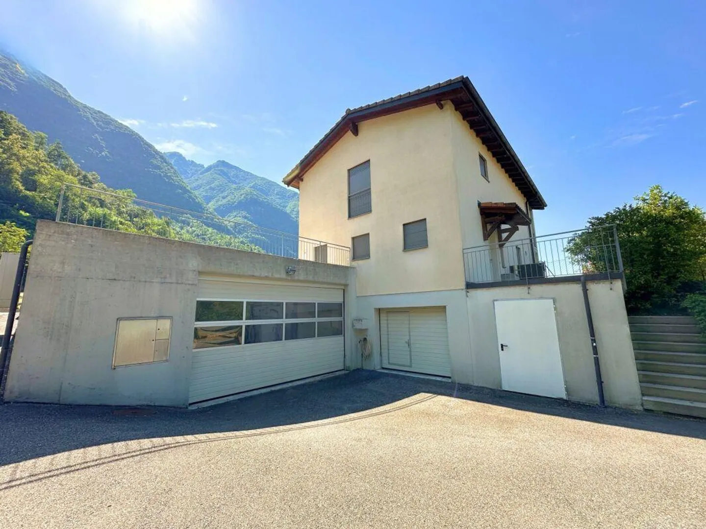Interessante casa unifamiliare nel verde, con grande locale hobby/garage e parziale vista lago - Foto 14 di 15