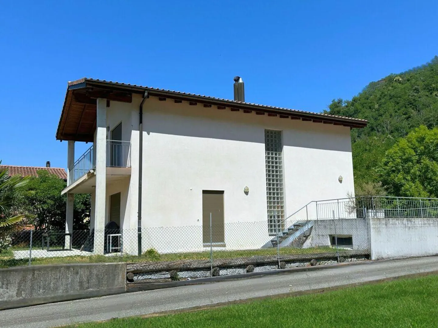 Interessante casa unifamiliare nel verde, con grande locale hobby/garage e parziale vista lago - Foto 15 di 15