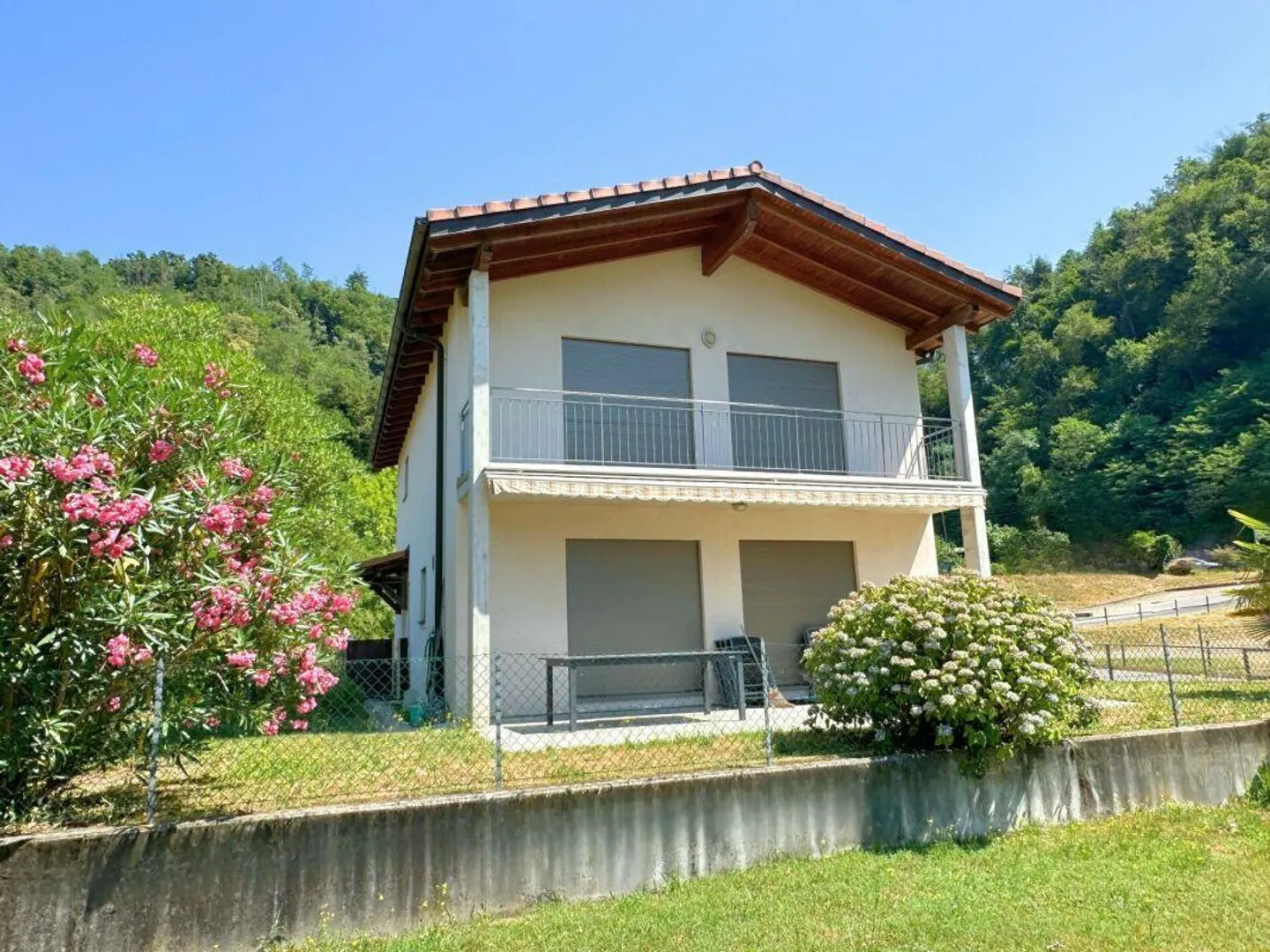 Interessante casa unifamiliare nel verde, con grande locale hobby/garage e parziale vista lago - Foto 1 di 15