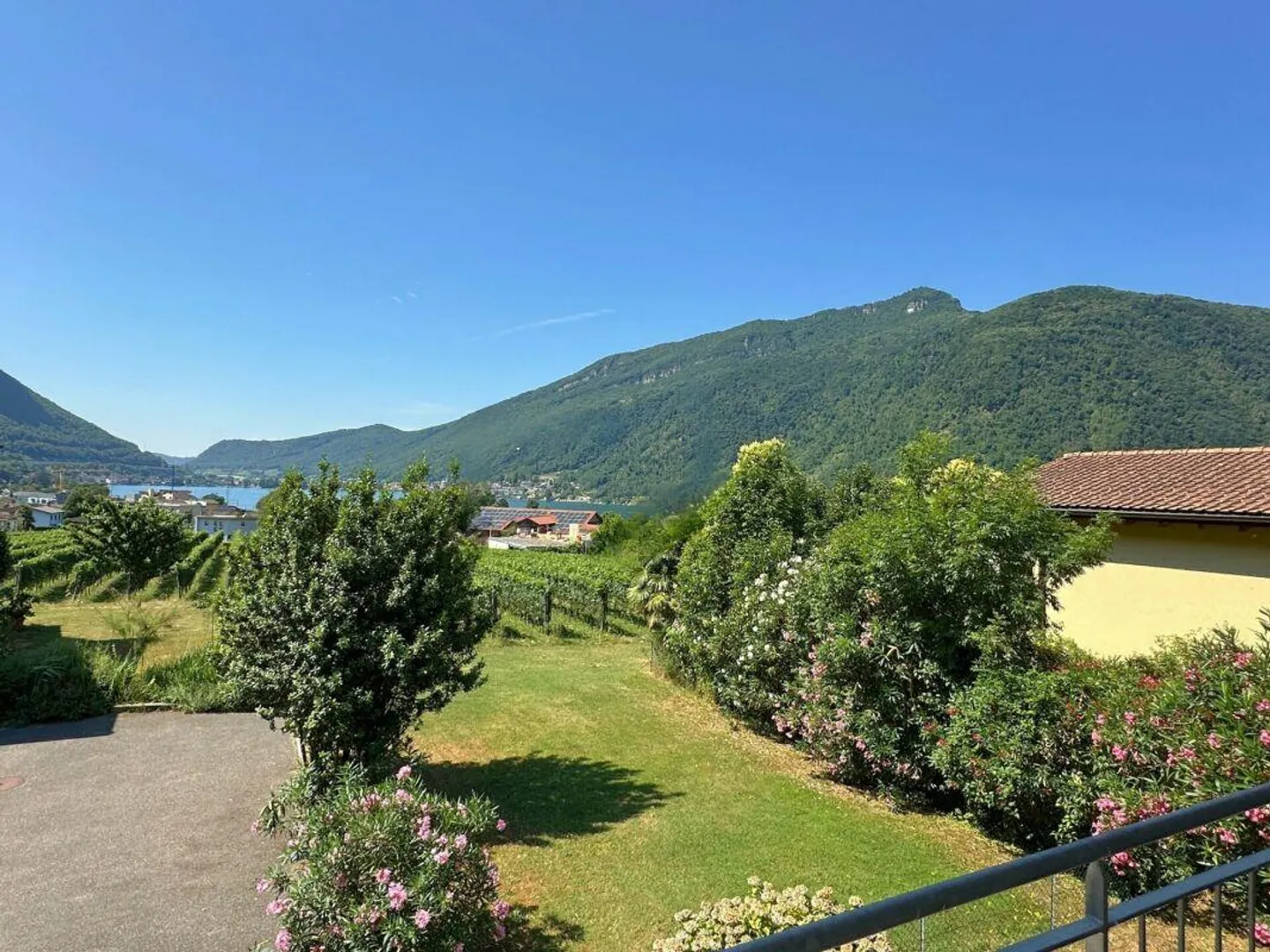 Interessante casa unifamiliare nel verde, con grande locale hobby/garage e parziale vista lago - Foto 2 di 15