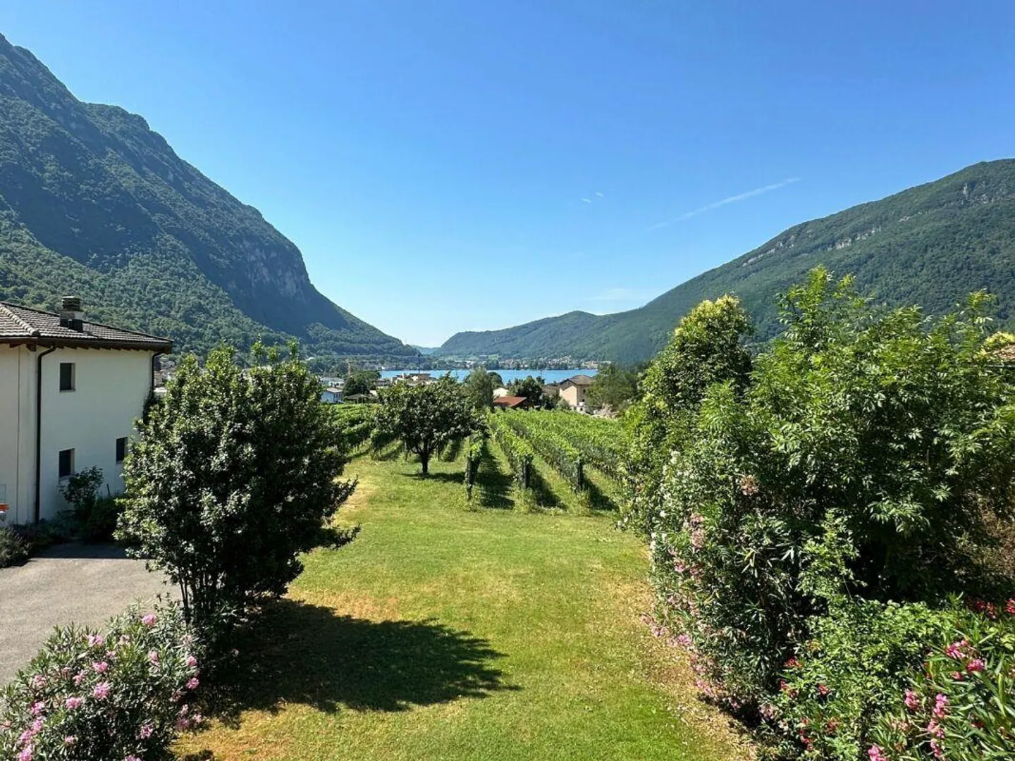 Interessante casa unifamiliare nel verde, con grande locale hobby/garage e parziale vista lago - Foto 3 di 15