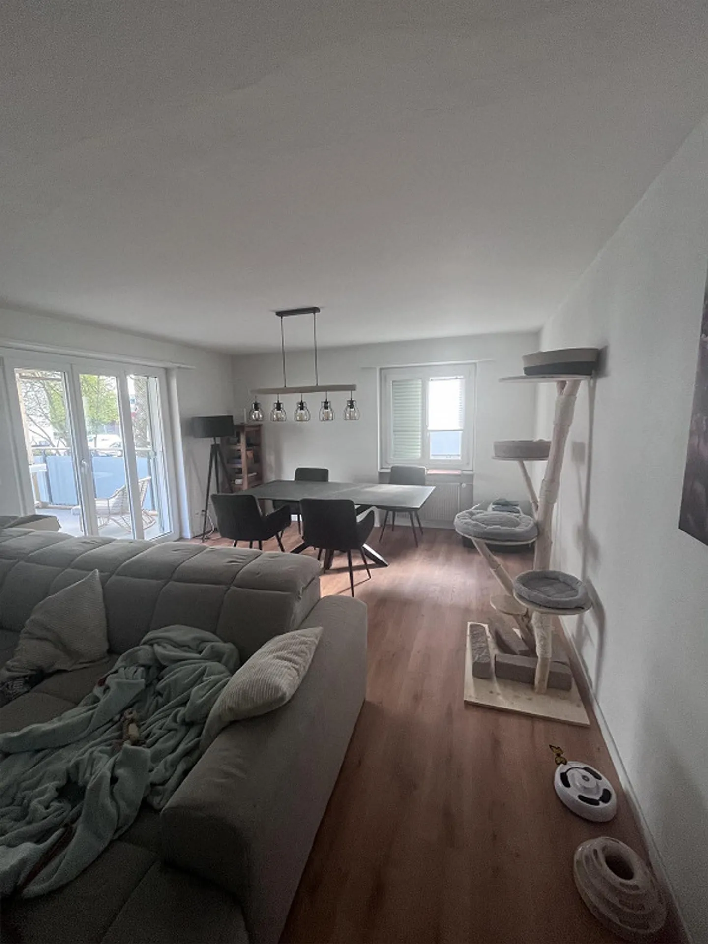 Bright, modern apartment with large living/dining room and balcony - Photo 3 of 12
