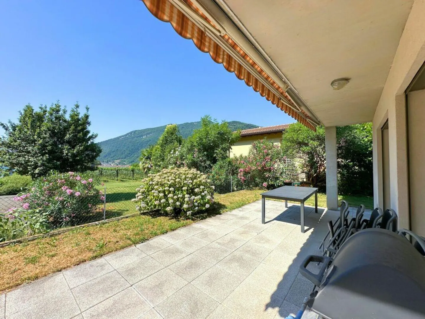 Interessante casa unifamiliare nel verde, con grande locale hobby/garage e parziale vista lago - Foto 4 di 15