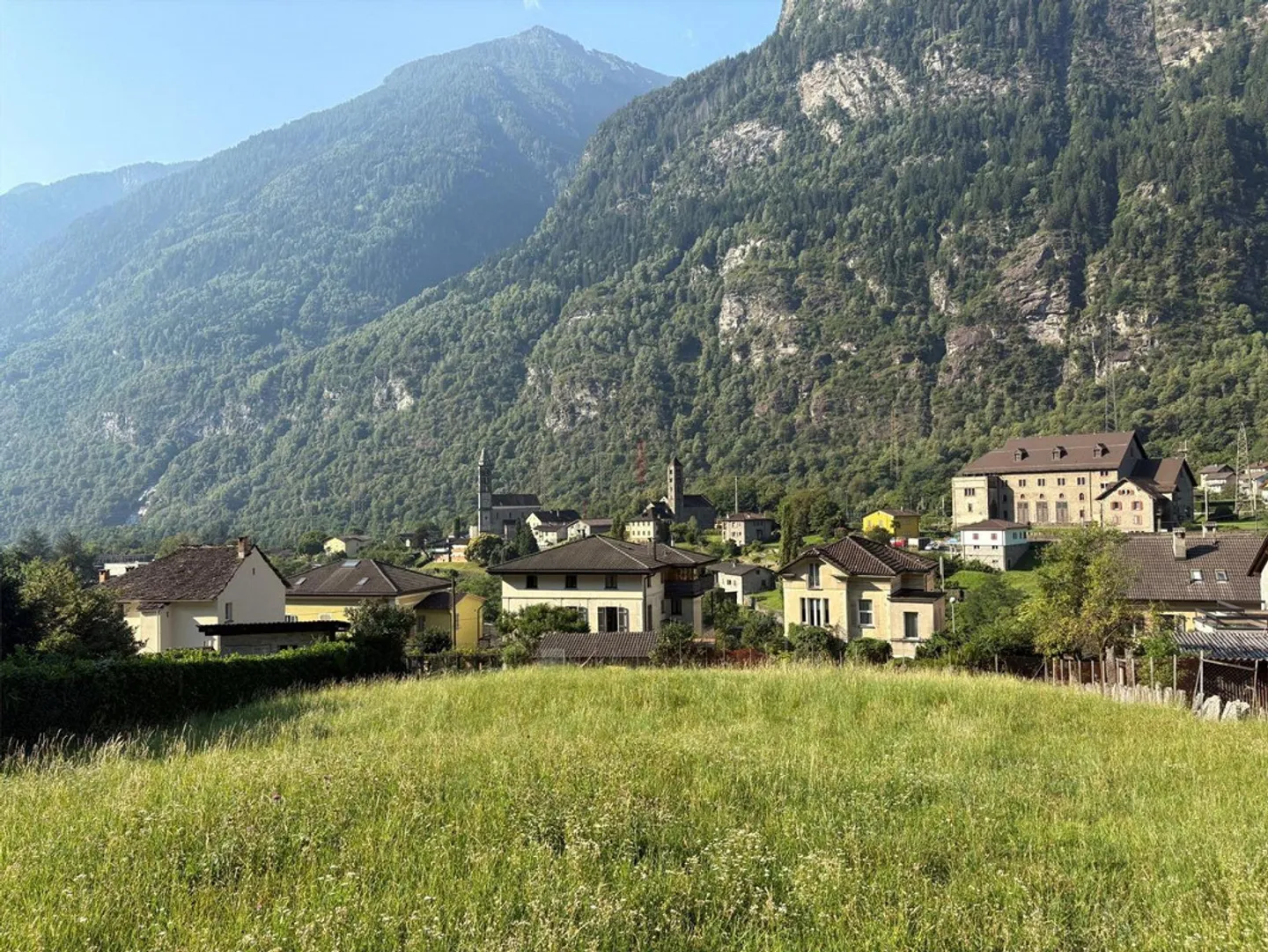 EDIFICA IN ZONA RESIDENZIALE SOLEGGIATA IMMERSA NEL VERDE - Foto 2 di 9