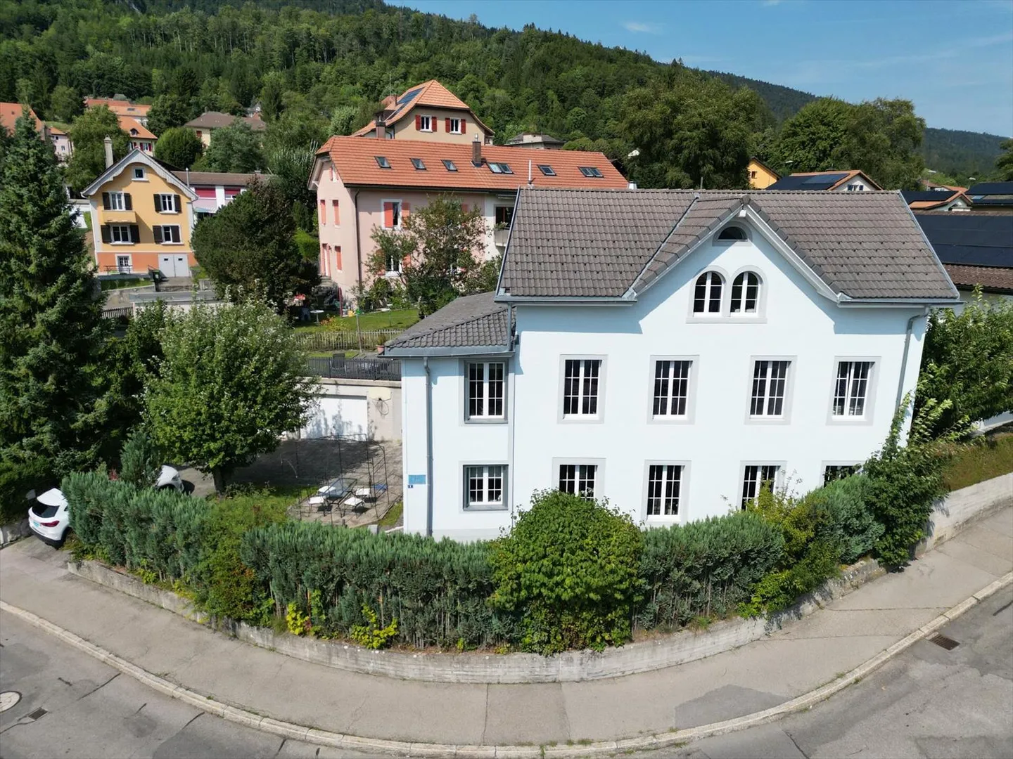 St-Imier, bellissima casa con doppio garage, giardino - Foto 1 di 13