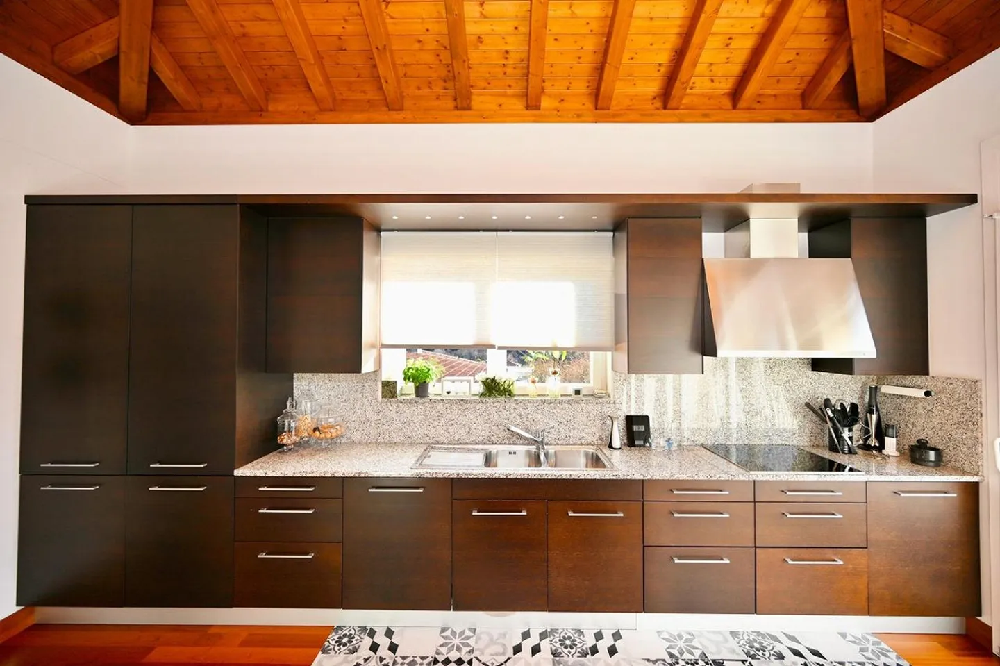 Magnificent Luxury Villa with Panoramic Mountain View - Photo 12 of 30