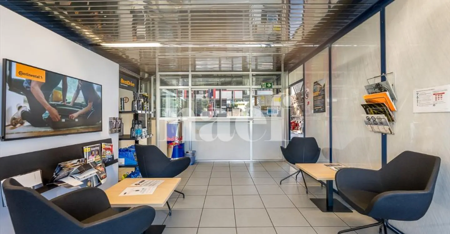 Garage with reception, workshop and storage spaces for sale in Givisiez - Photo 3 of 11