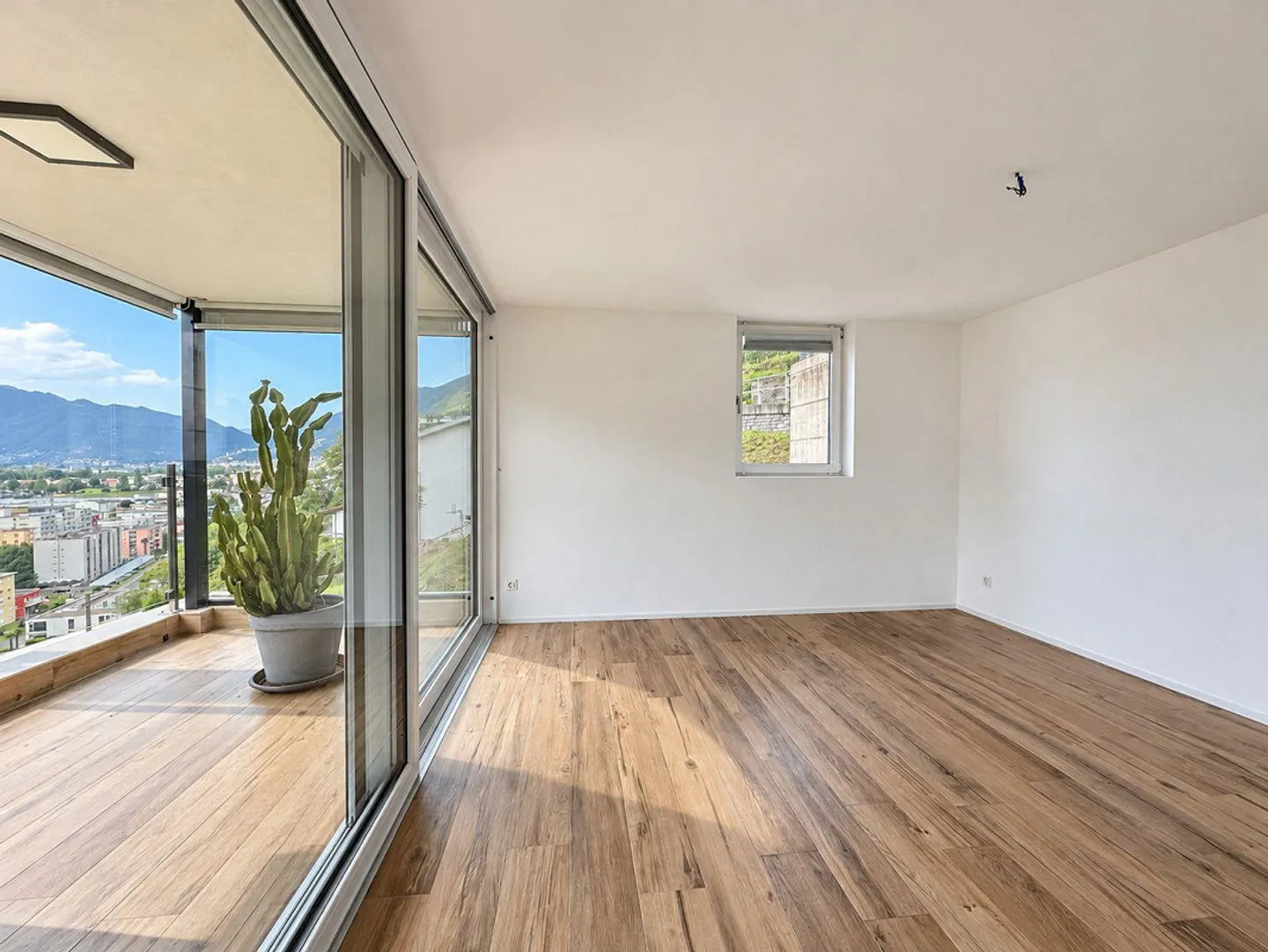 High-quality single-family house with panoramic view - Photo 3 of 21