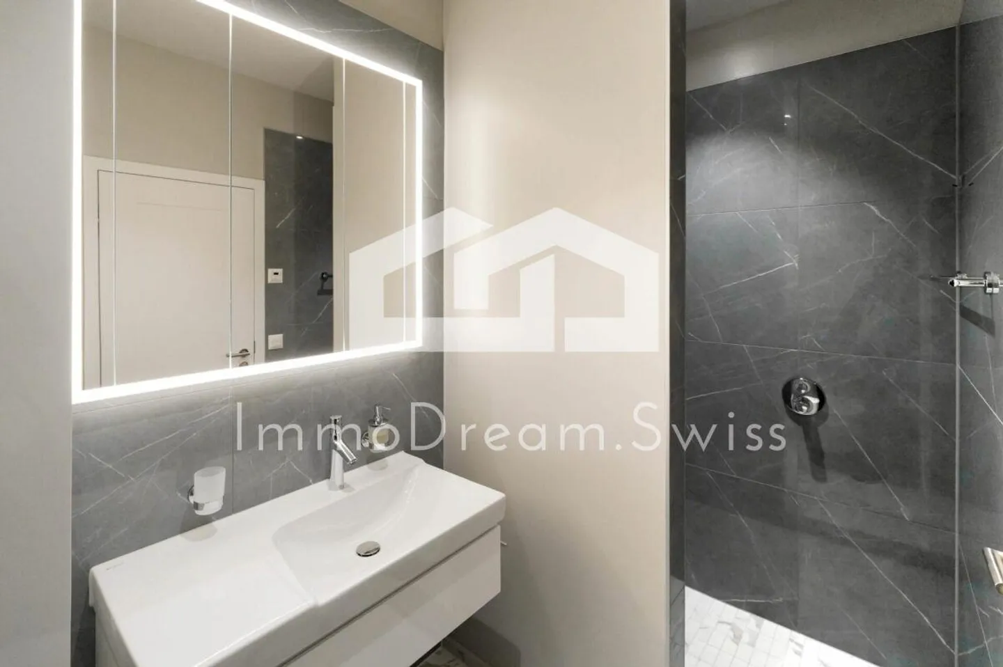 5 ½ Pièces Appartement en Emplacement Privilégié : « Résidence Moderne et Inhabituelle » - Photo 7 sur 12