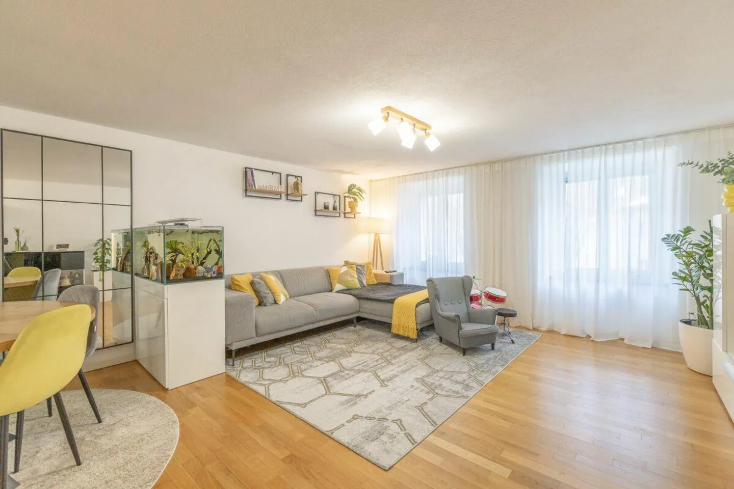 5.5-Room Corner House with Apartment - Photo 2 of 13