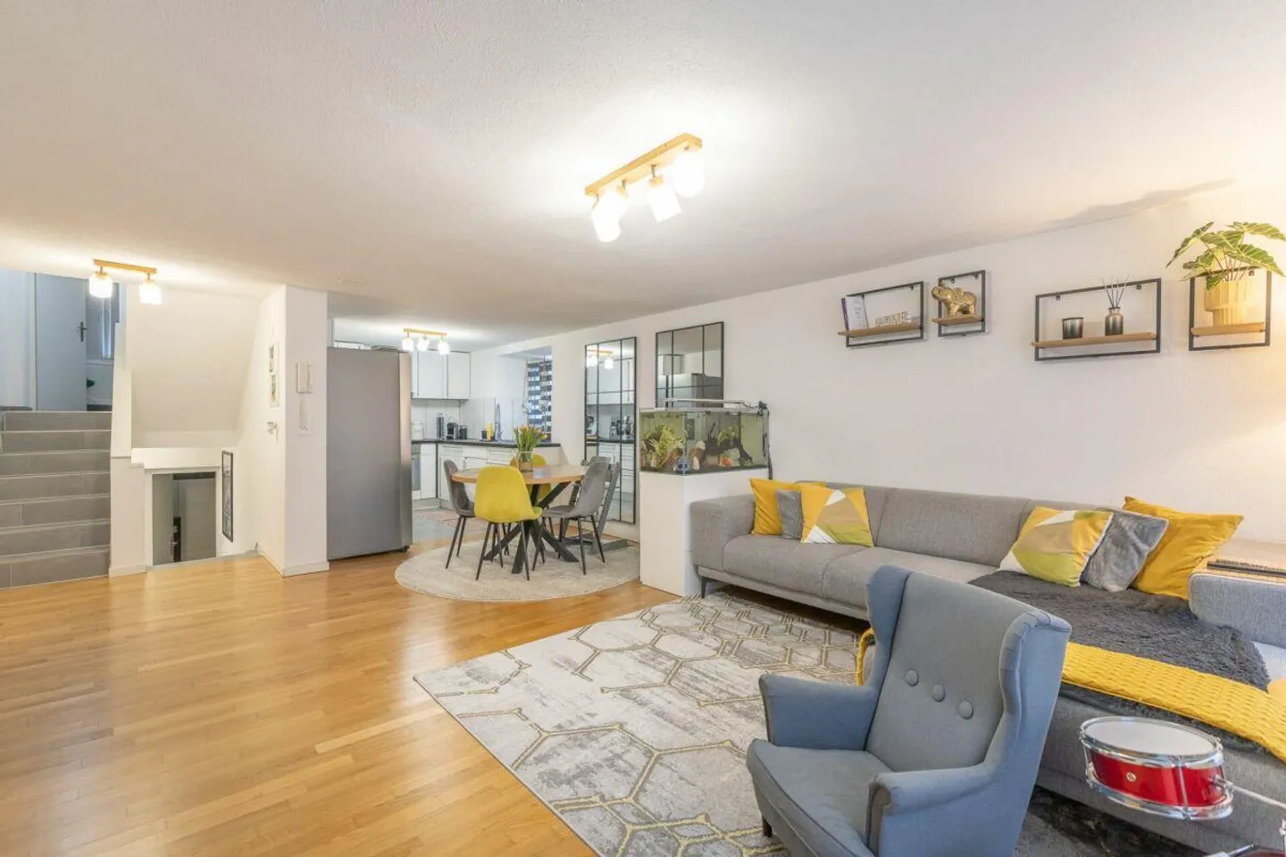 5.5-Room Corner House with Apartment - Photo 3 of 13