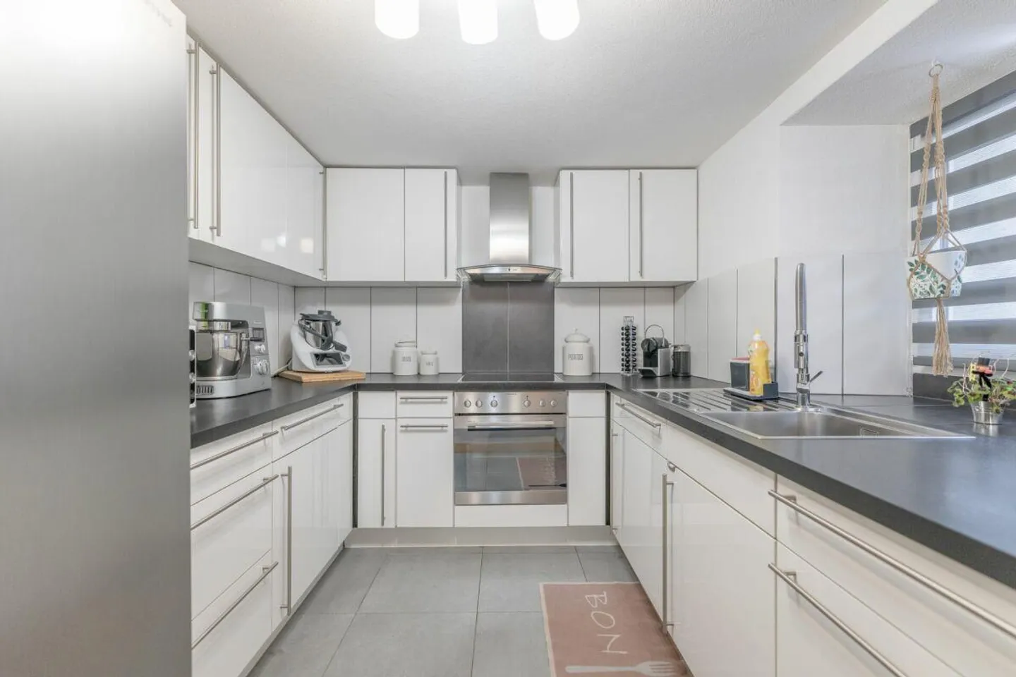 5.5-Room Corner House with Apartment - Photo 4 of 13