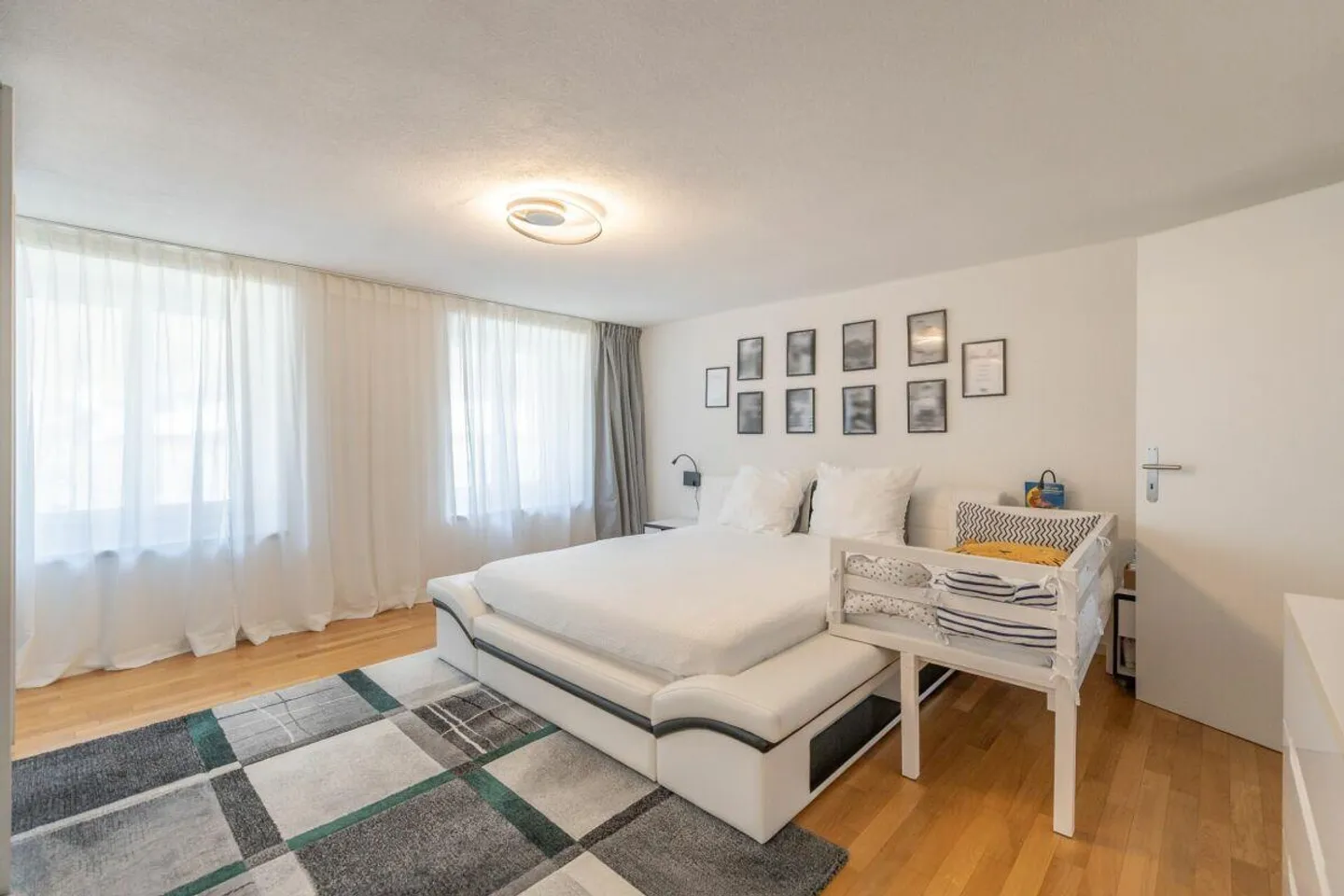 5.5-Room Corner House with Apartment - Photo 5 of 13