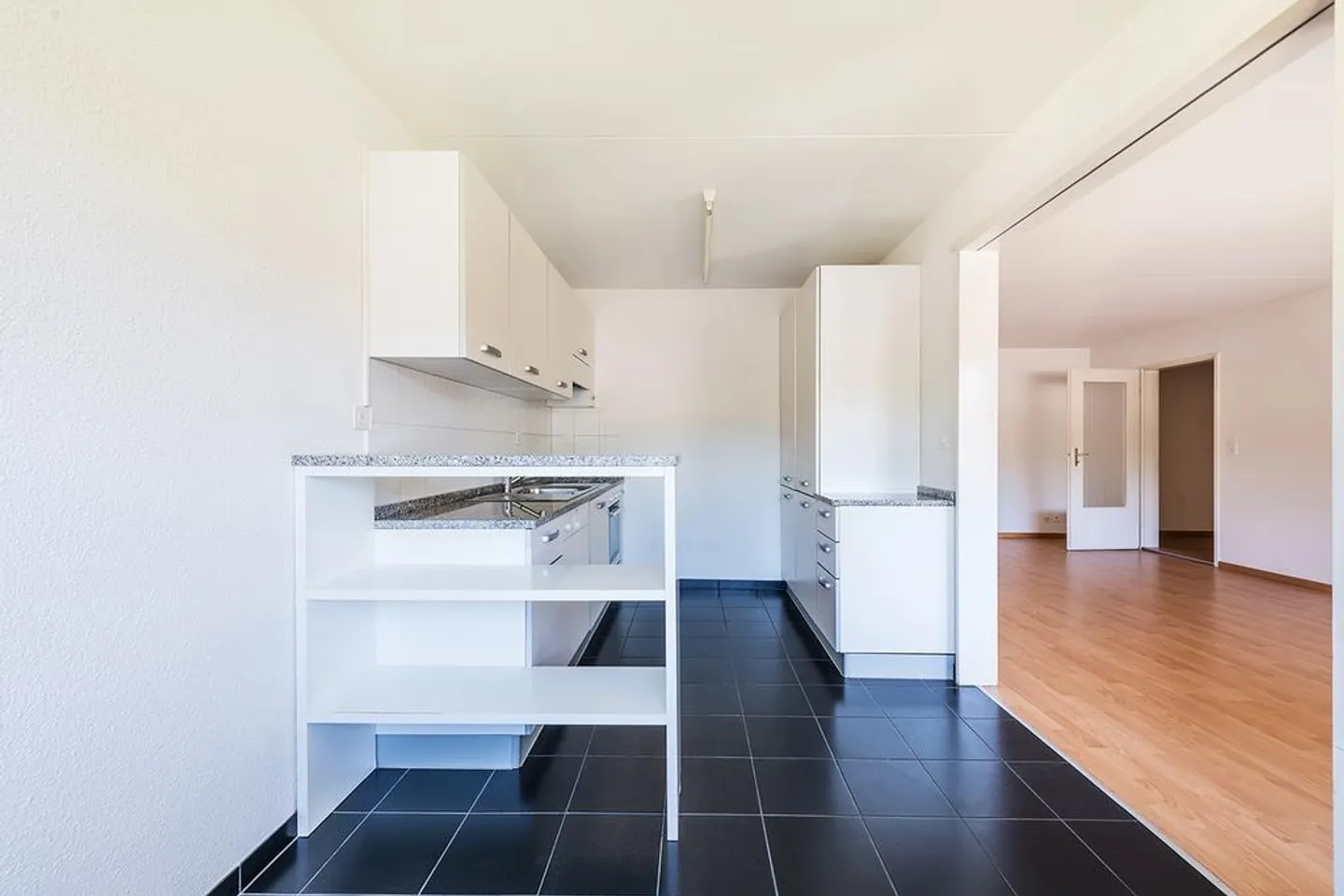 Moderne 2.5 Zimmerwohnung mit Balkon - Foto 2 von 7