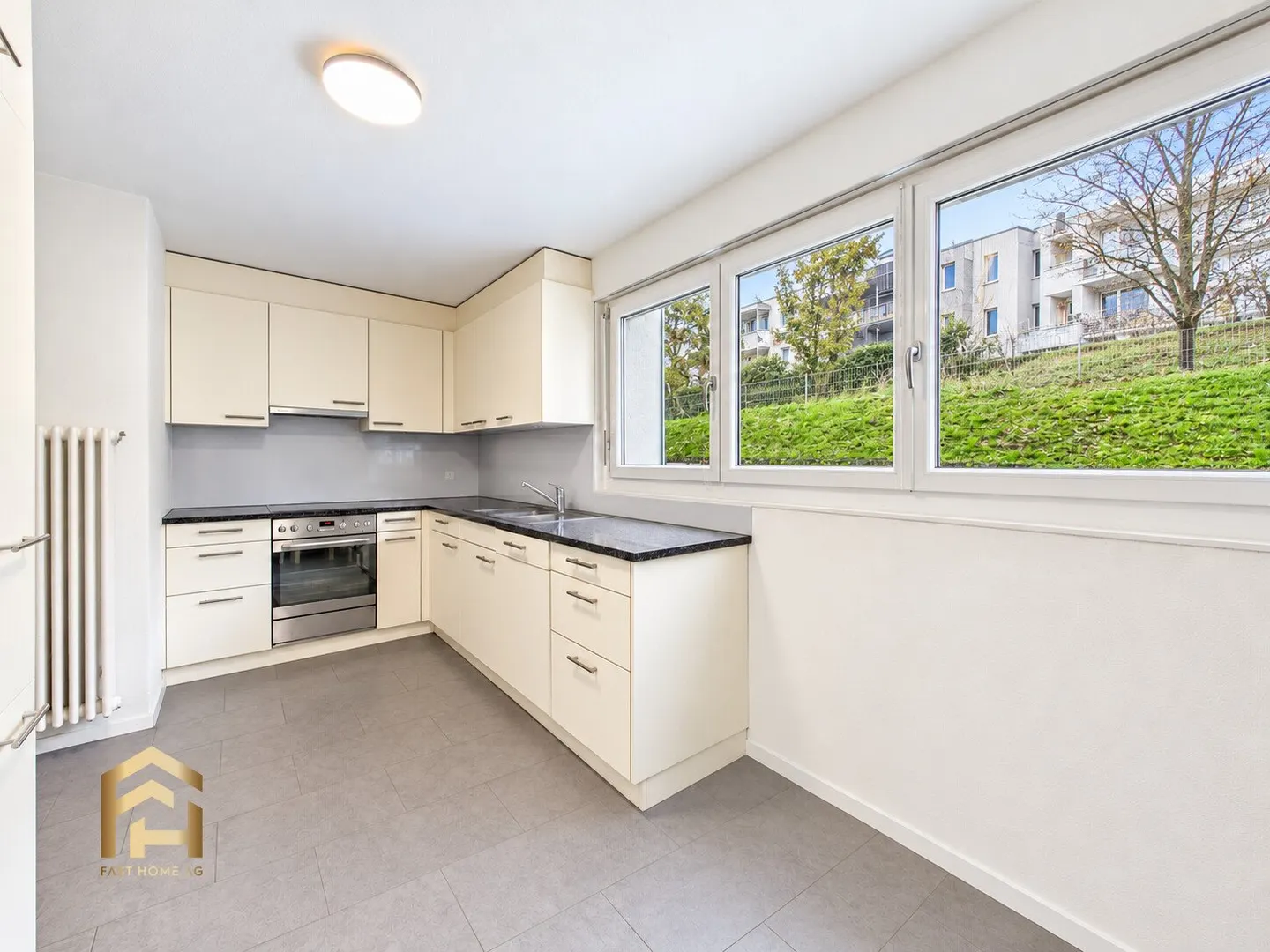 Grosszügige 4.5 ZWG mit Balkon und Gartensitzplatz in Boll - Foto 1 di 13
