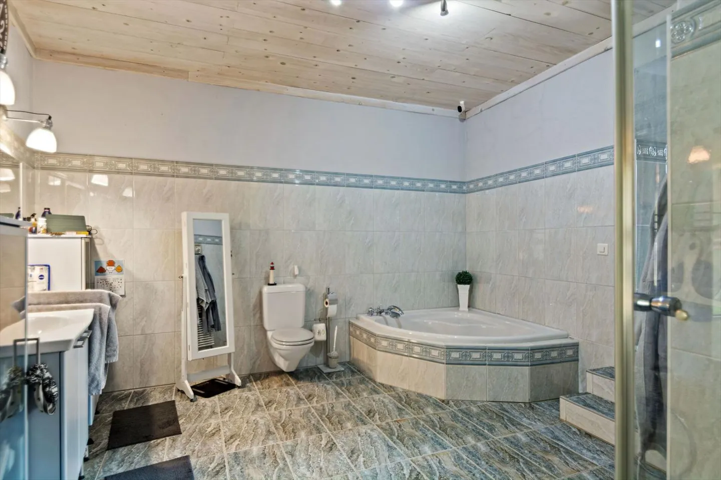 St-Imier, bellissima casa con doppio garage, giardino - Foto 11 di 13