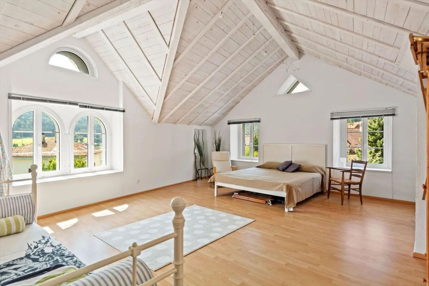 St-Imier, bellissima casa con doppio garage, giardino - Foto 12 di 13