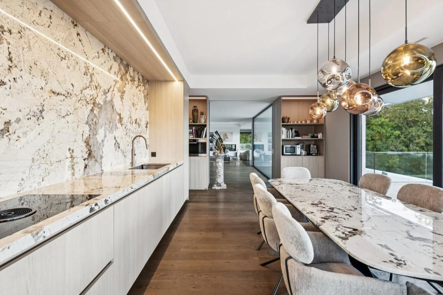 Exceptional property with contemporary architecture - Photo 2 of 13