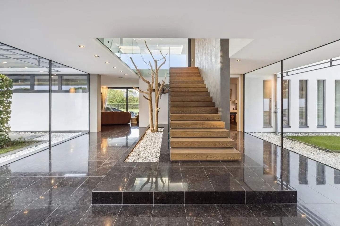 Exceptional property with contemporary architecture - Photo 3 of 13