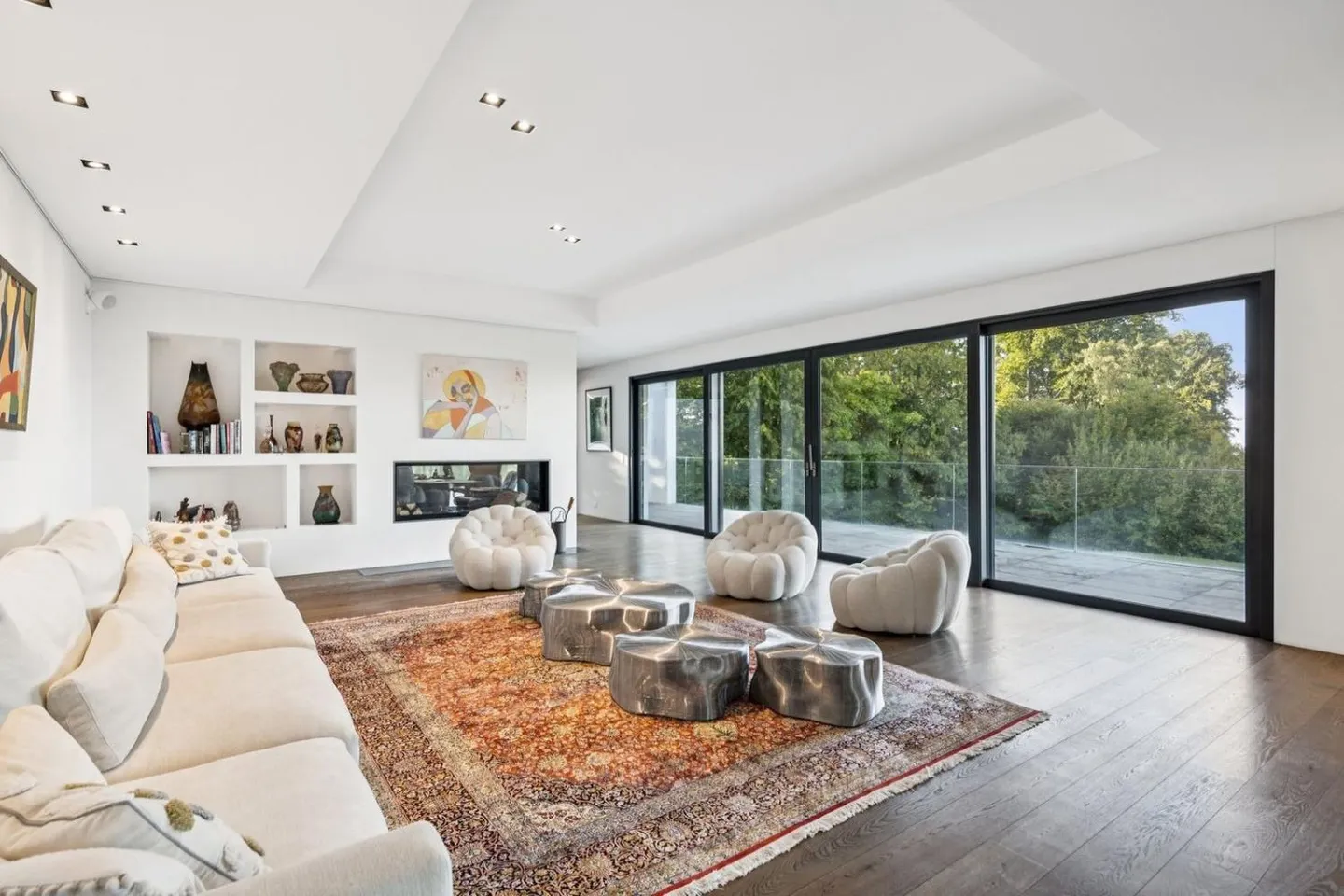 Exceptional property with contemporary architecture - Photo 5 of 13