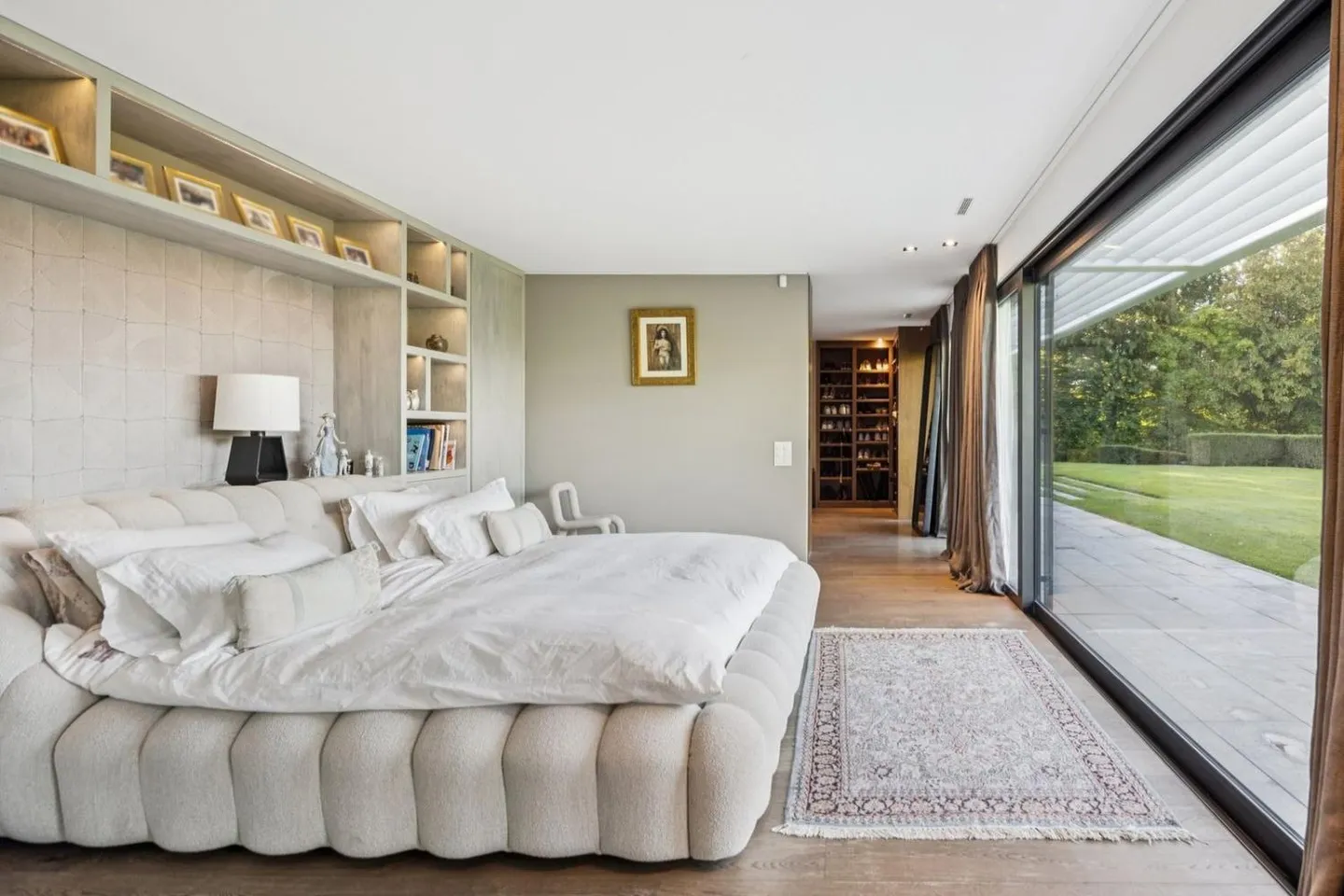 Exceptional property with contemporary architecture - Photo 6 of 13