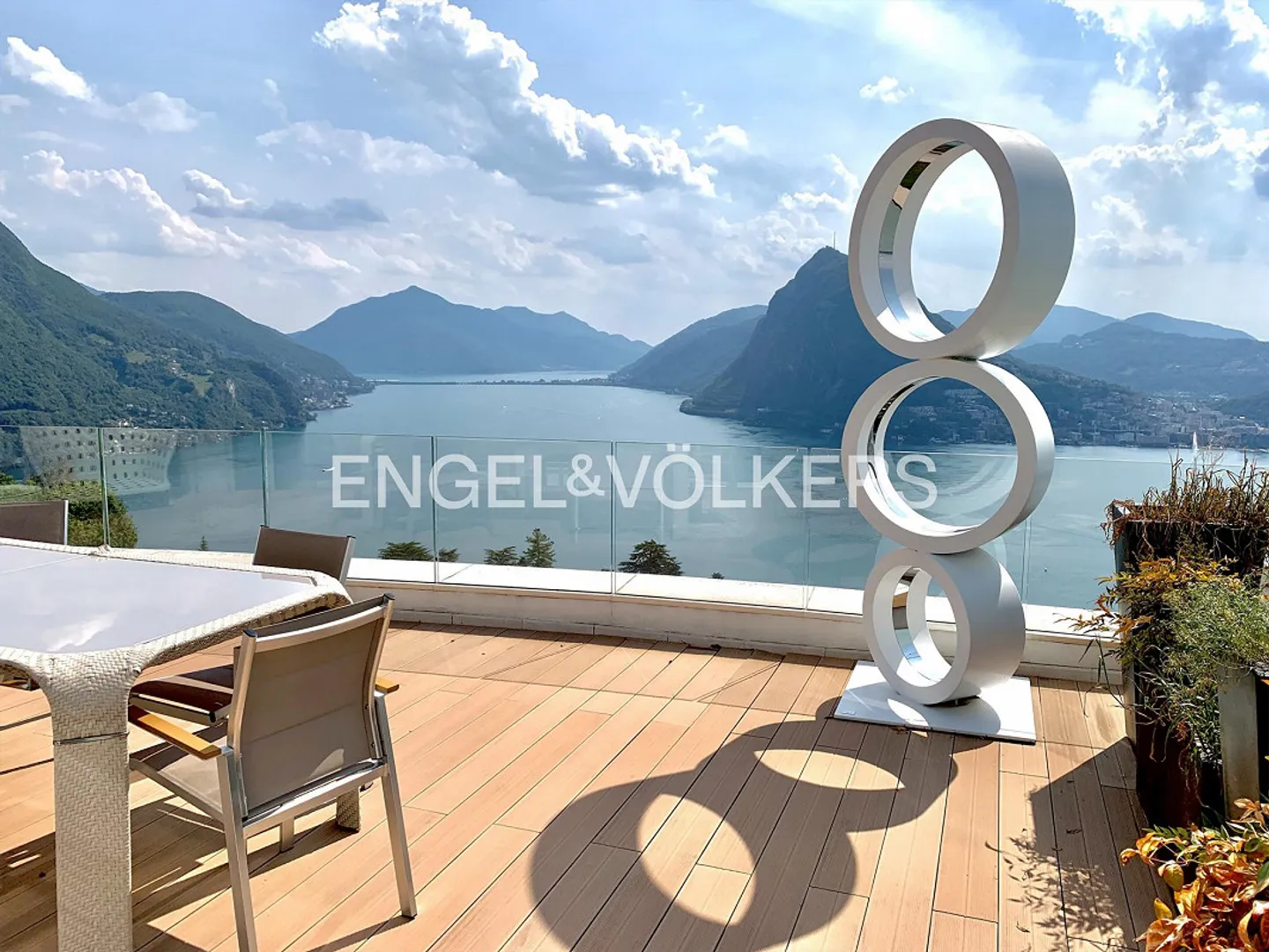 Stunning terrace apartment with panoramic views - Photo 1 of 9