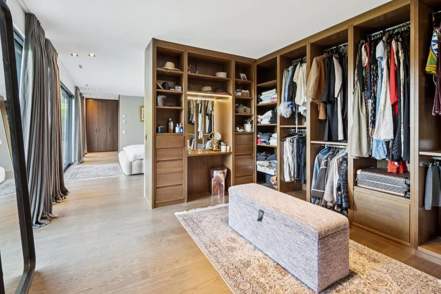 Exceptional property with contemporary architecture - Photo 7 of 13