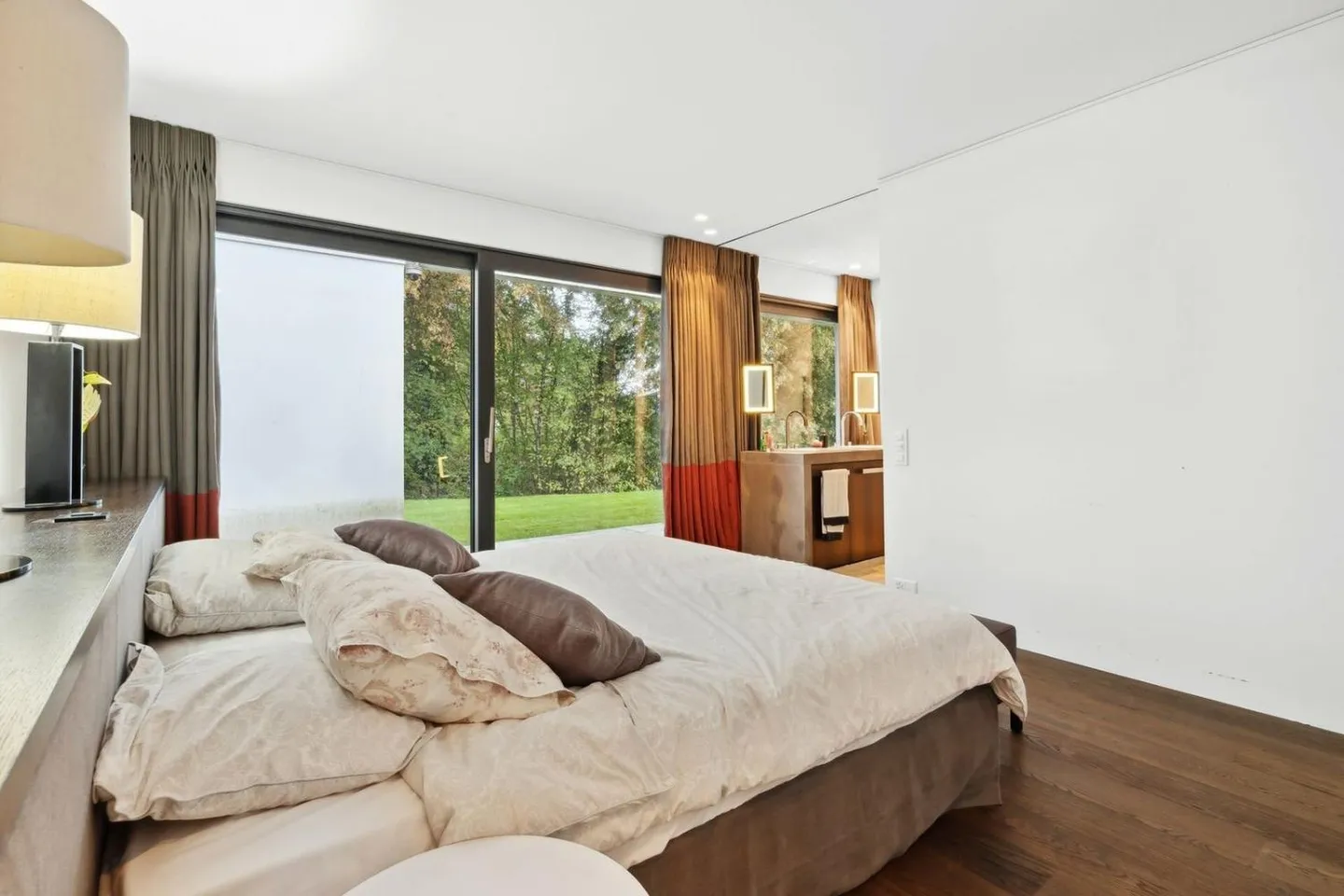 Exceptional property with contemporary architecture - Photo 10 of 13