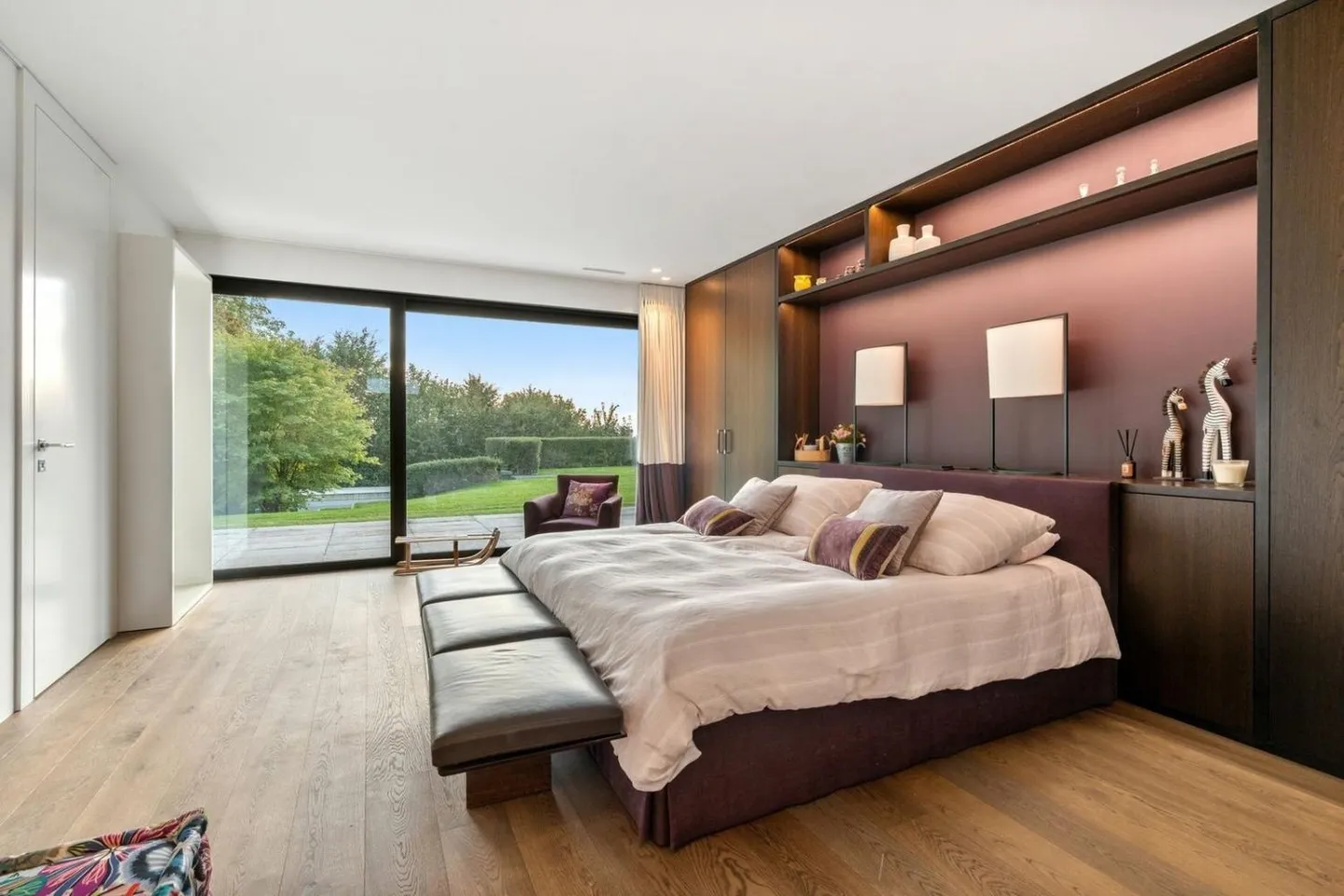 Exceptional property with contemporary architecture - Photo 9 of 13