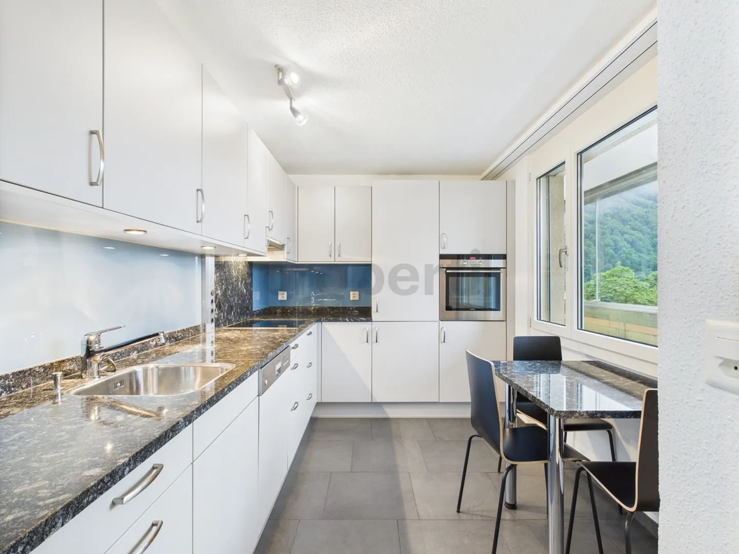 Cozy 3.5-room apartment with balcony and panoramic view in Näfels - Photo 2 of 11