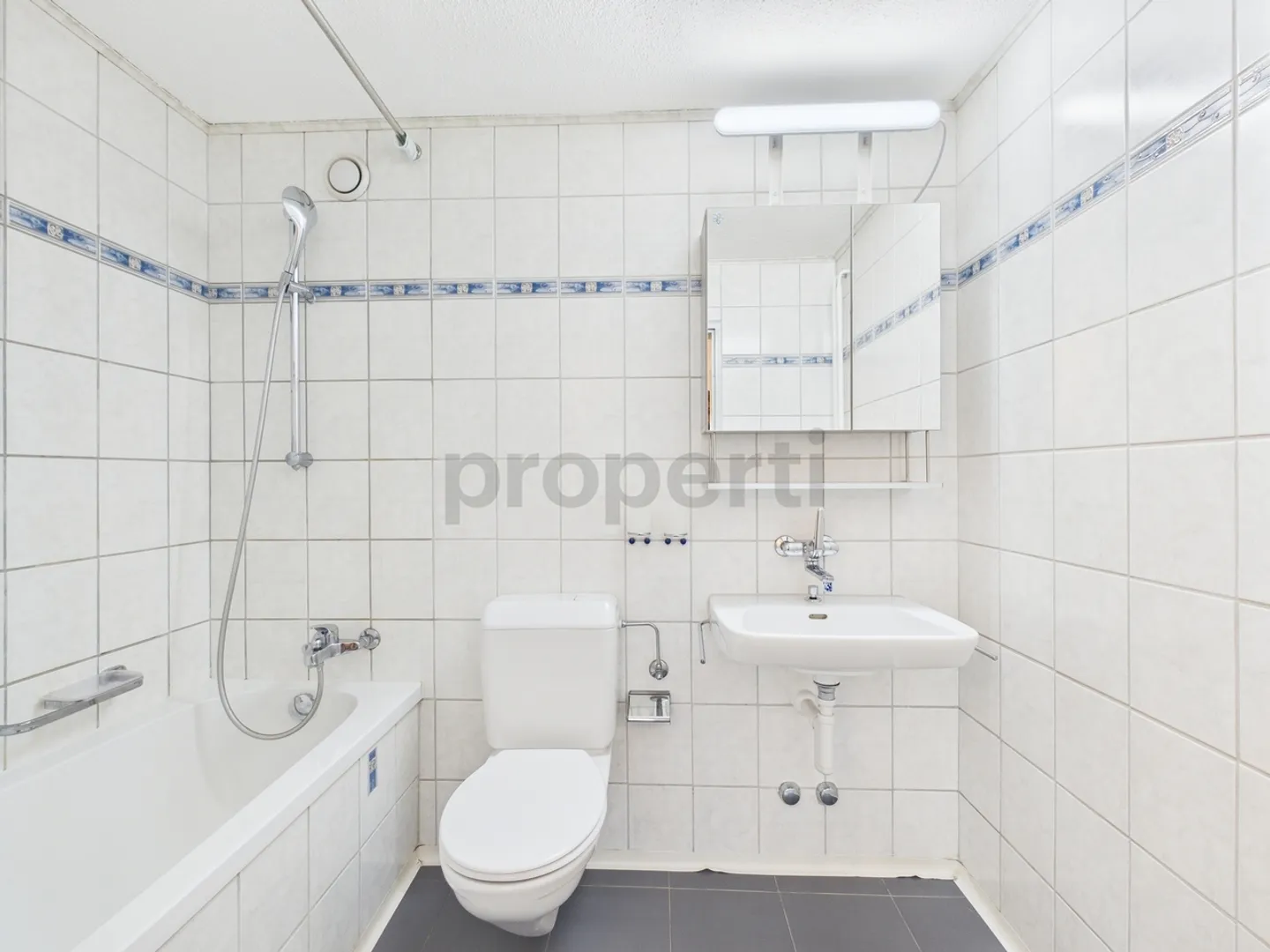 Cozy 3.5-room apartment with balcony and panoramic view in Näfels - Photo 7 of 11