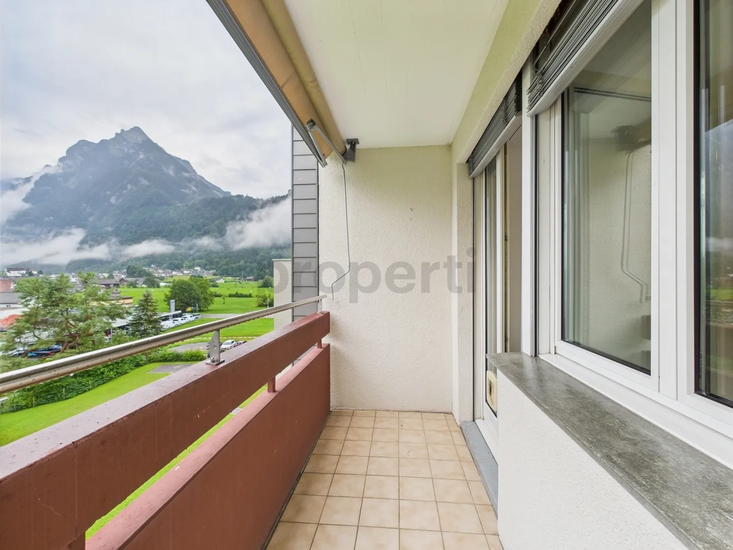 Cozy 3.5-room apartment with balcony and panoramic view in Näfels - Photo 9 of 11