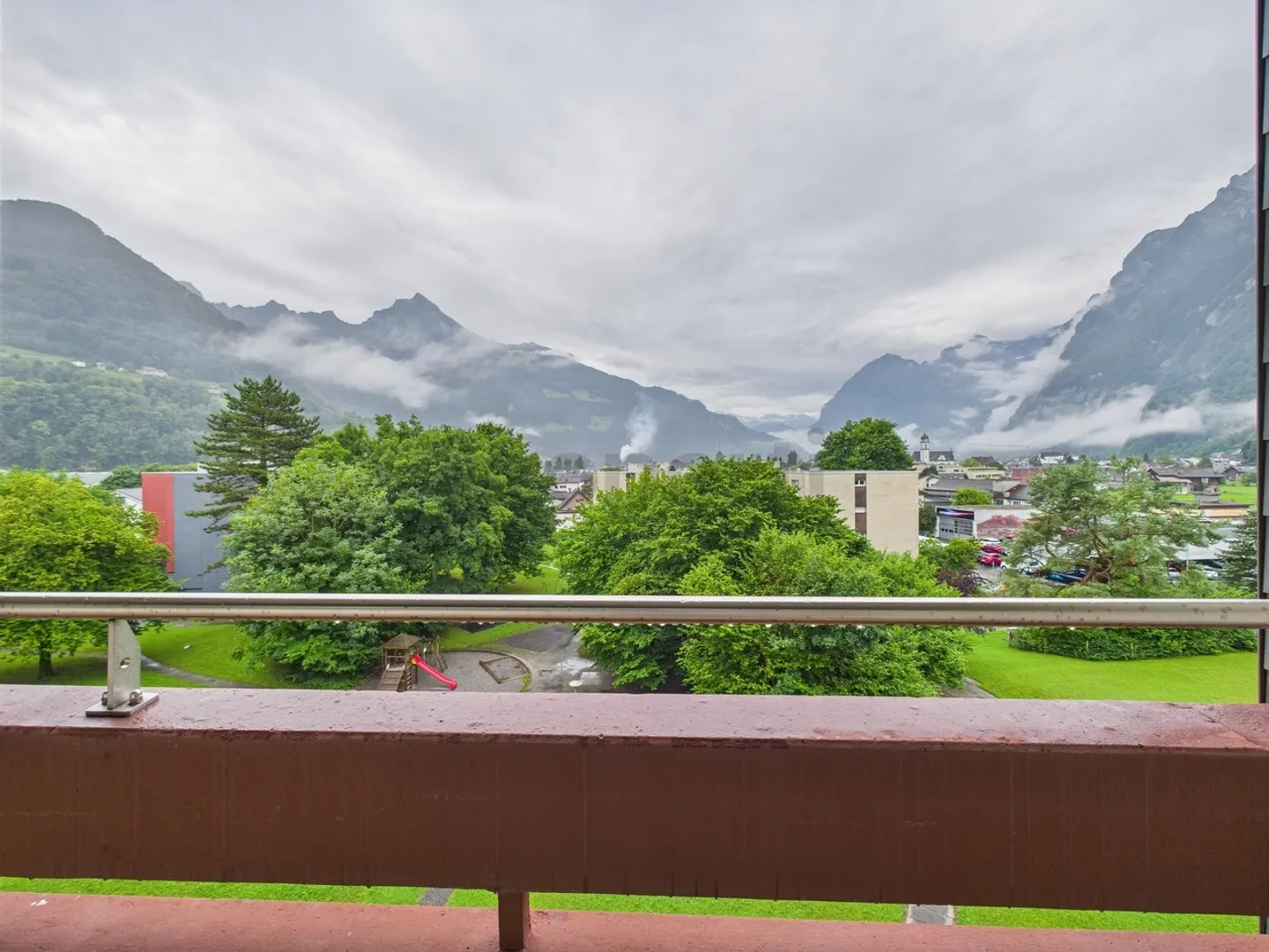 Cozy 3.5-room apartment with balcony and panoramic view in Näfels - Photo 10 of 11