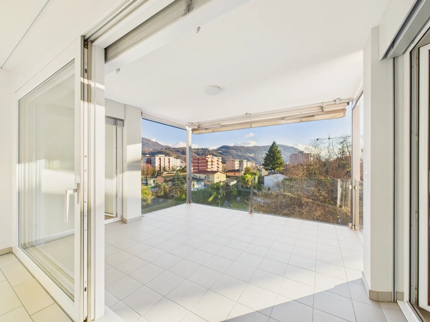 Appartement élégant de 4,5 pièces avec vue panoramique et double terrasse à Agno - Photo 9 sur 11